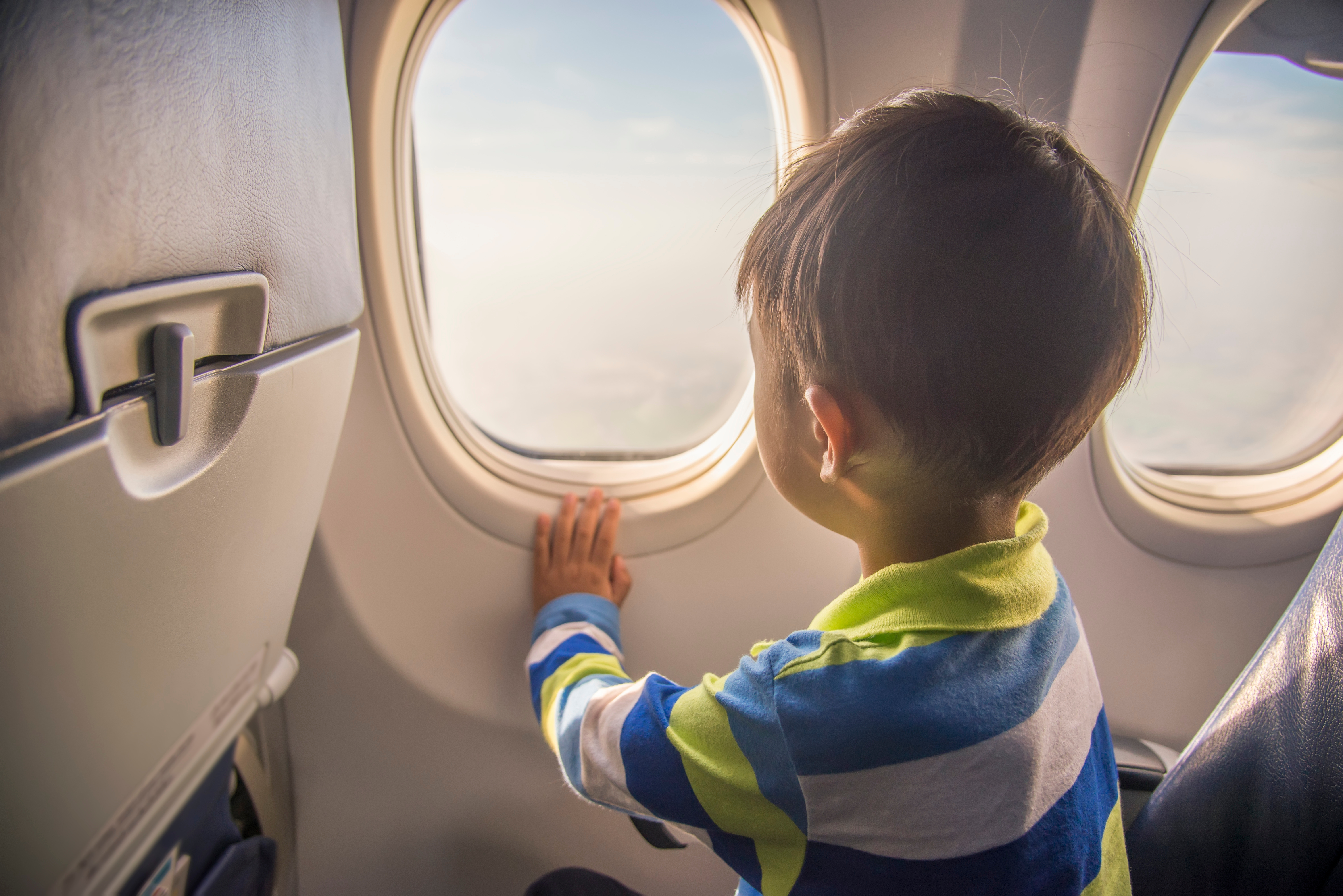 Ein Kind in einem Flugzeug | Quelle: Shutterstock
