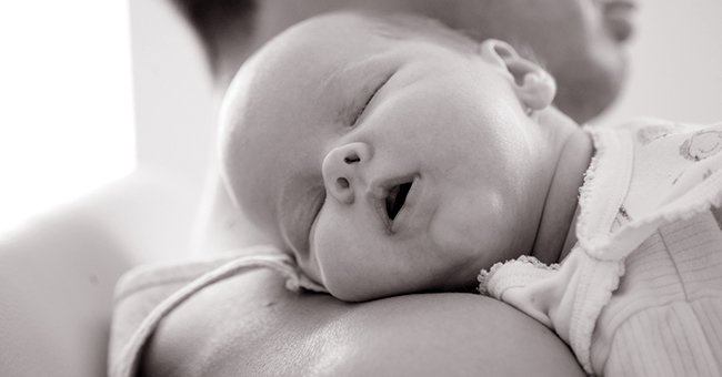 Baby im Arm | Quelle: Shutterstock