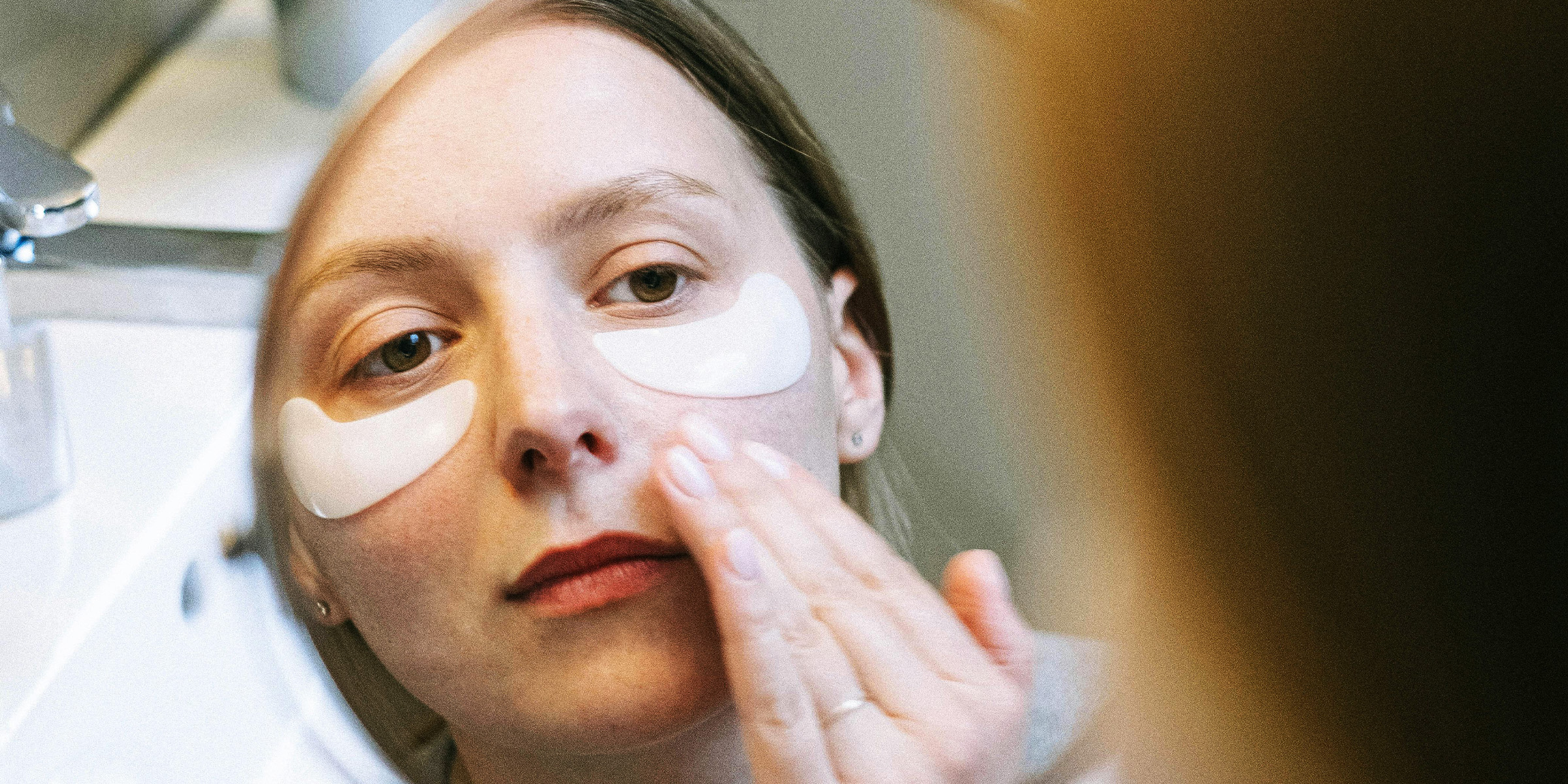 Eine Frau, die ihre Hautpflege betreibt | Quelle: Pexels