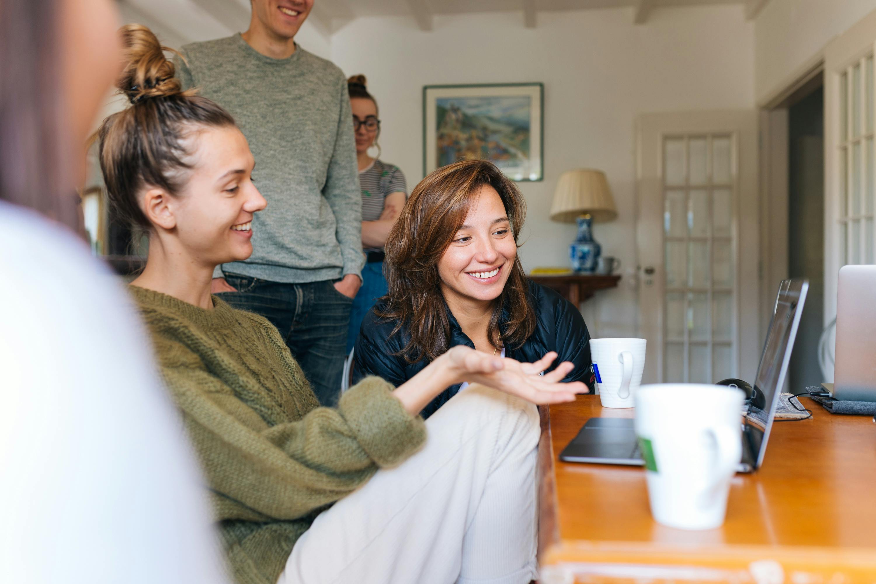 Familie vor einem Computer | Quelle: Pexels