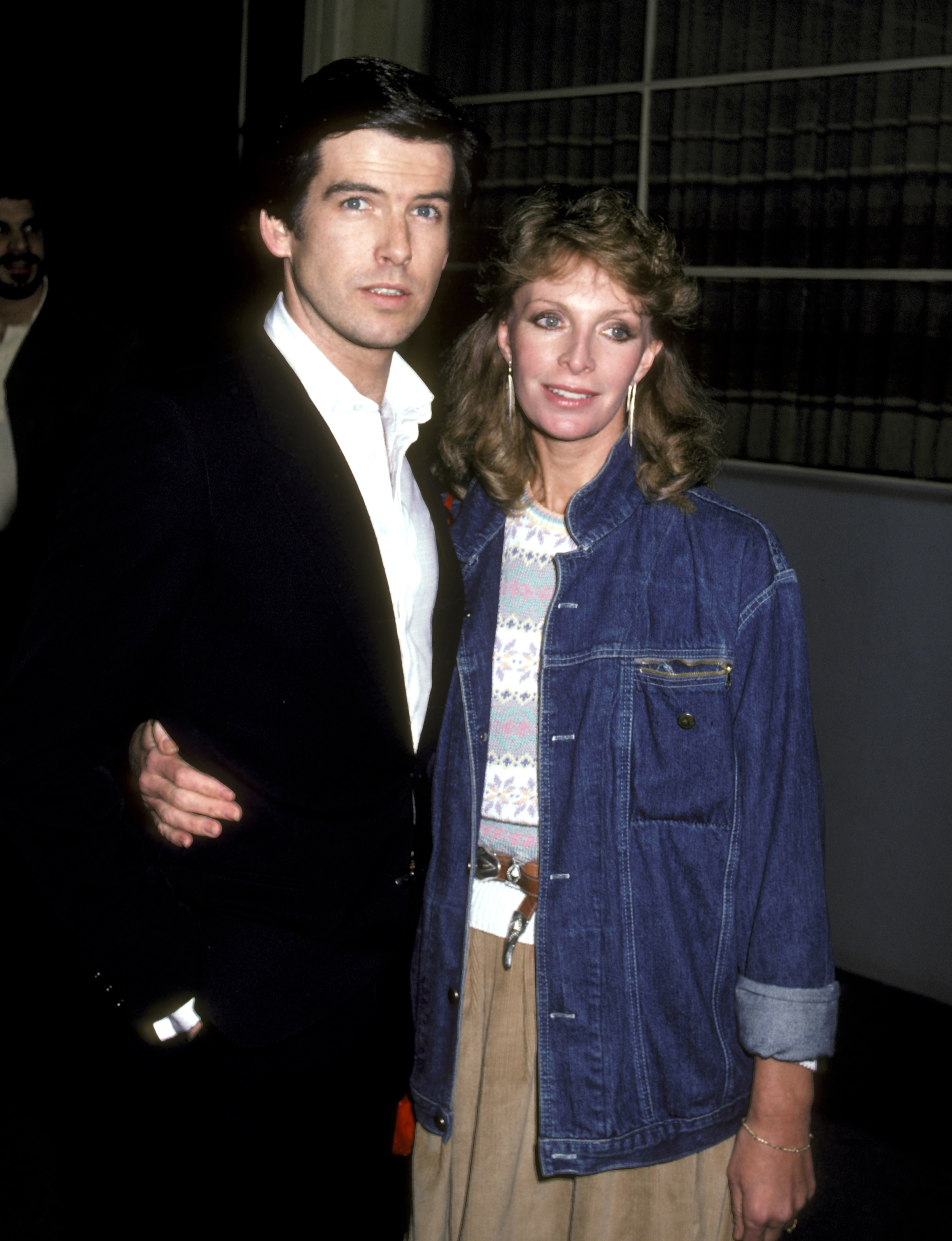 Pierce Brosnan und Cassandra Harris bei der Vorführung von "The Year of Living Dangerously" in Los Angeles am 26. Januar 1983. | Quelle: Getty Images