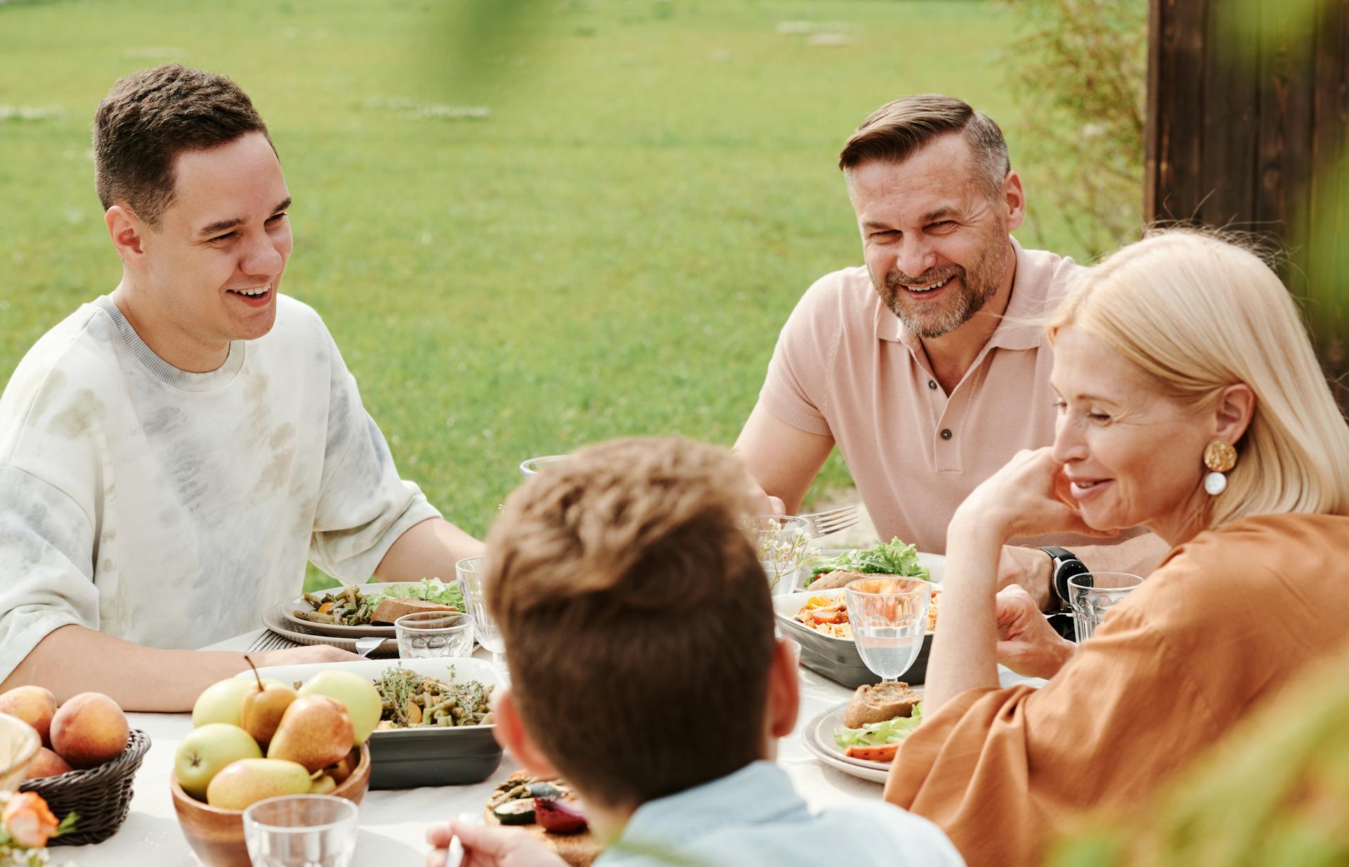 Familienmitglieder beim Essen im Freien | Quelle: Pexels