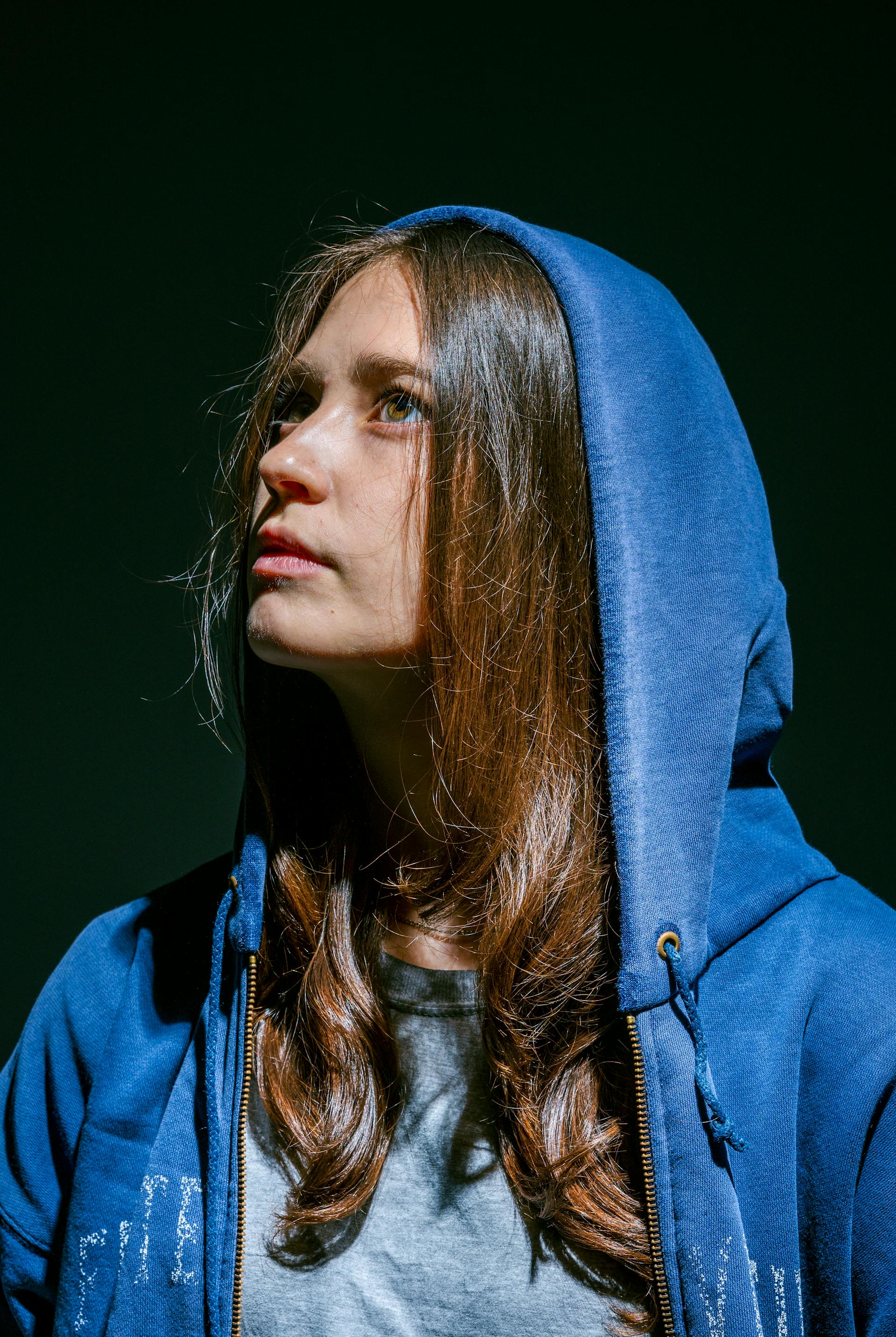 Eine Frau, die einen Hoodie trägt | Quelle: Pexels