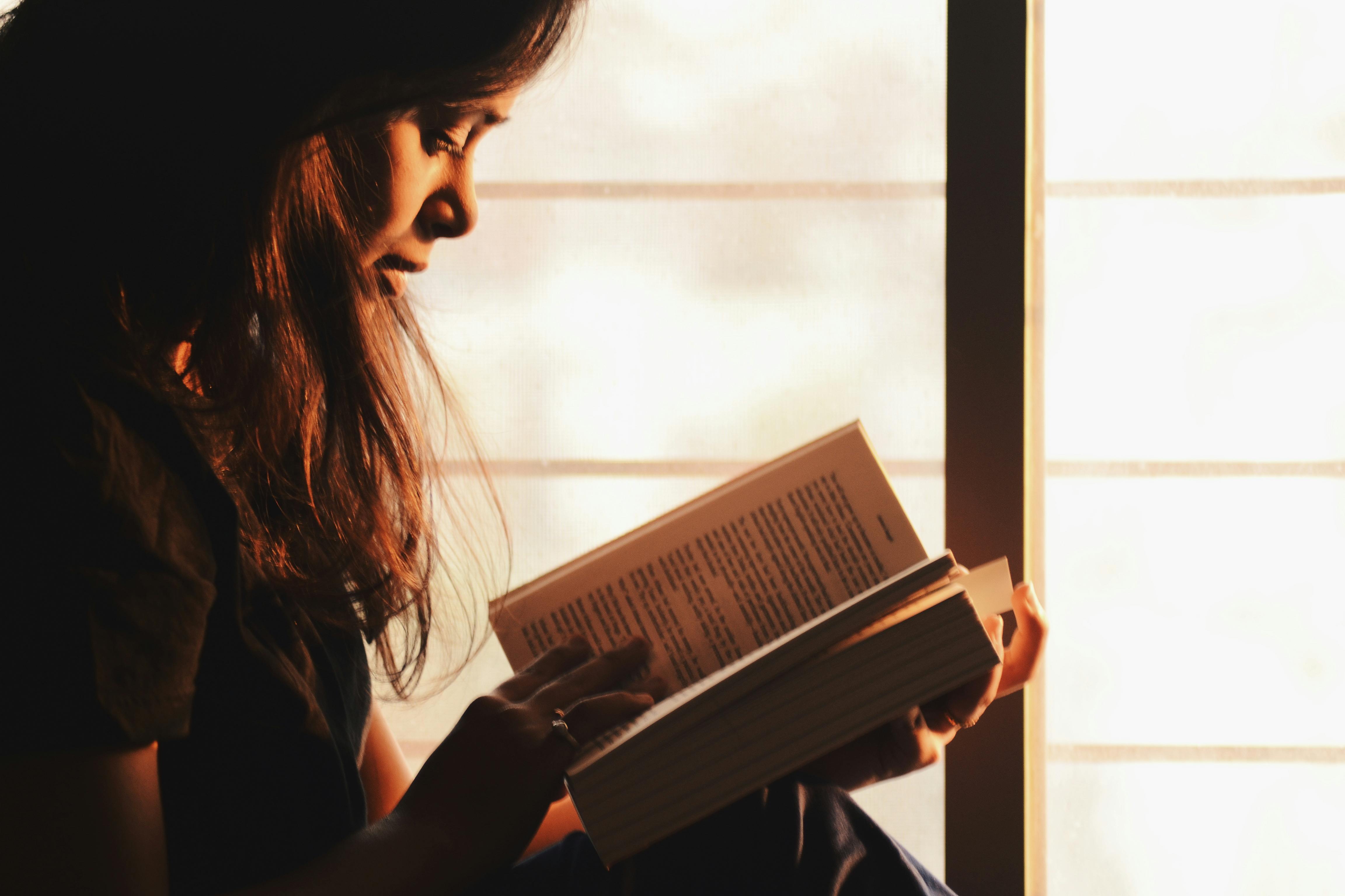 Eine junge Frau liest ein Buch | Quelle: Rahul Shah auf Pexels