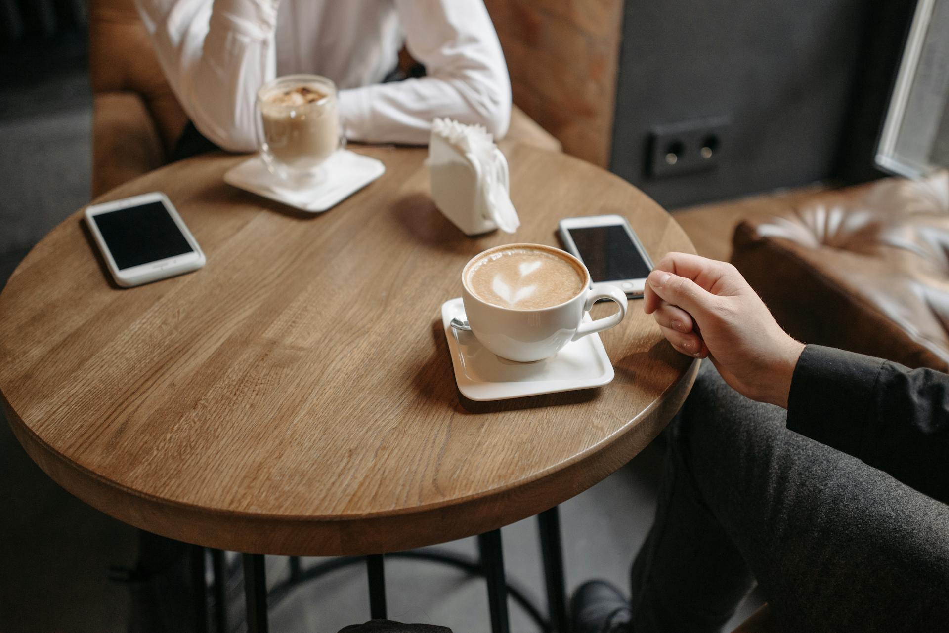 Ein Paar sitzt in einem Café | Quelle: Pexels