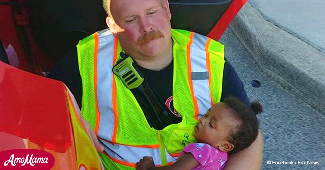 Das Foto des Feuerwehrmannes, der das kleine Mädchen nach einem Unfall im Arm hält, wurde viral