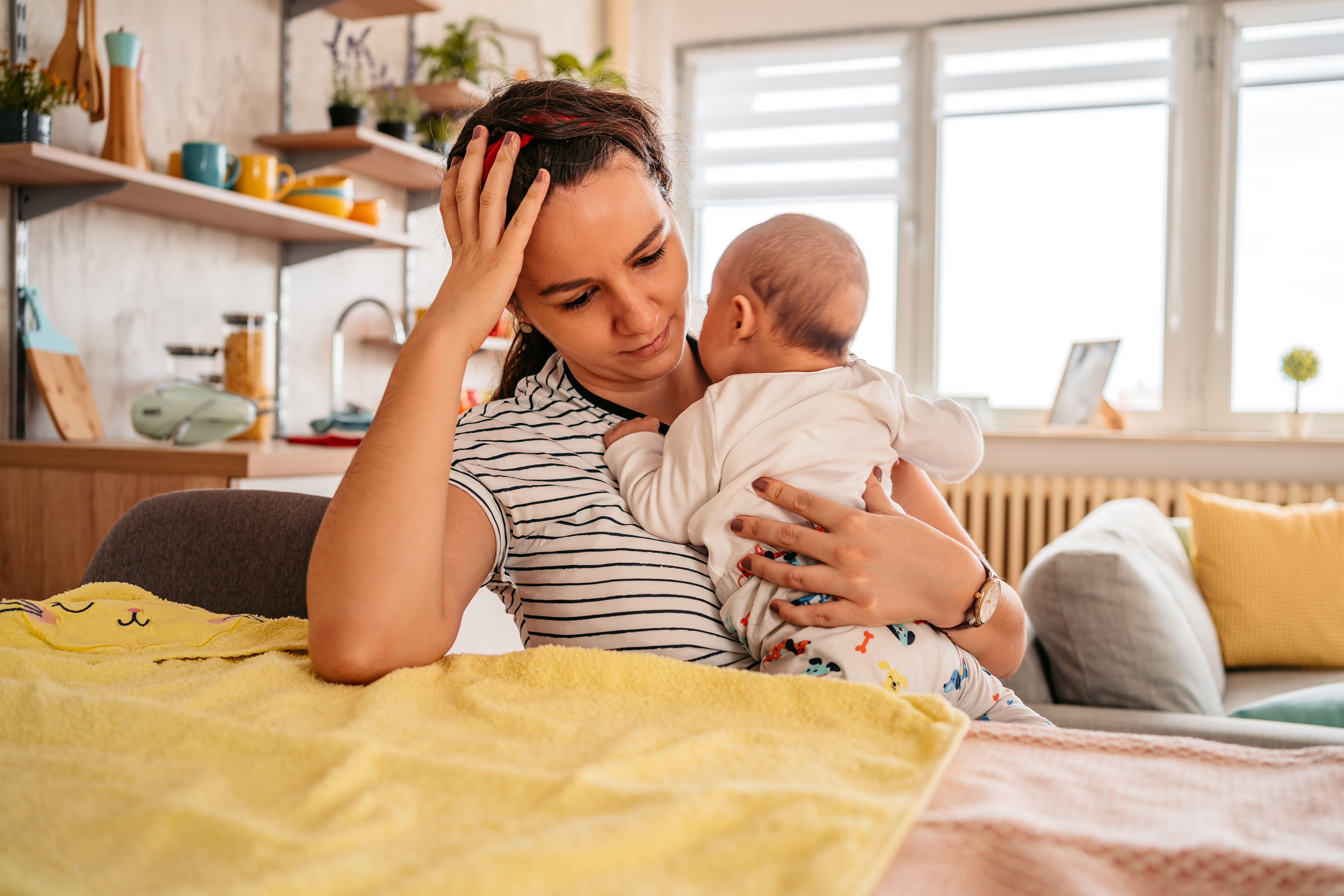 Eine frustrierte Frau, die ihr Baby hält | Quelle: Getty Images