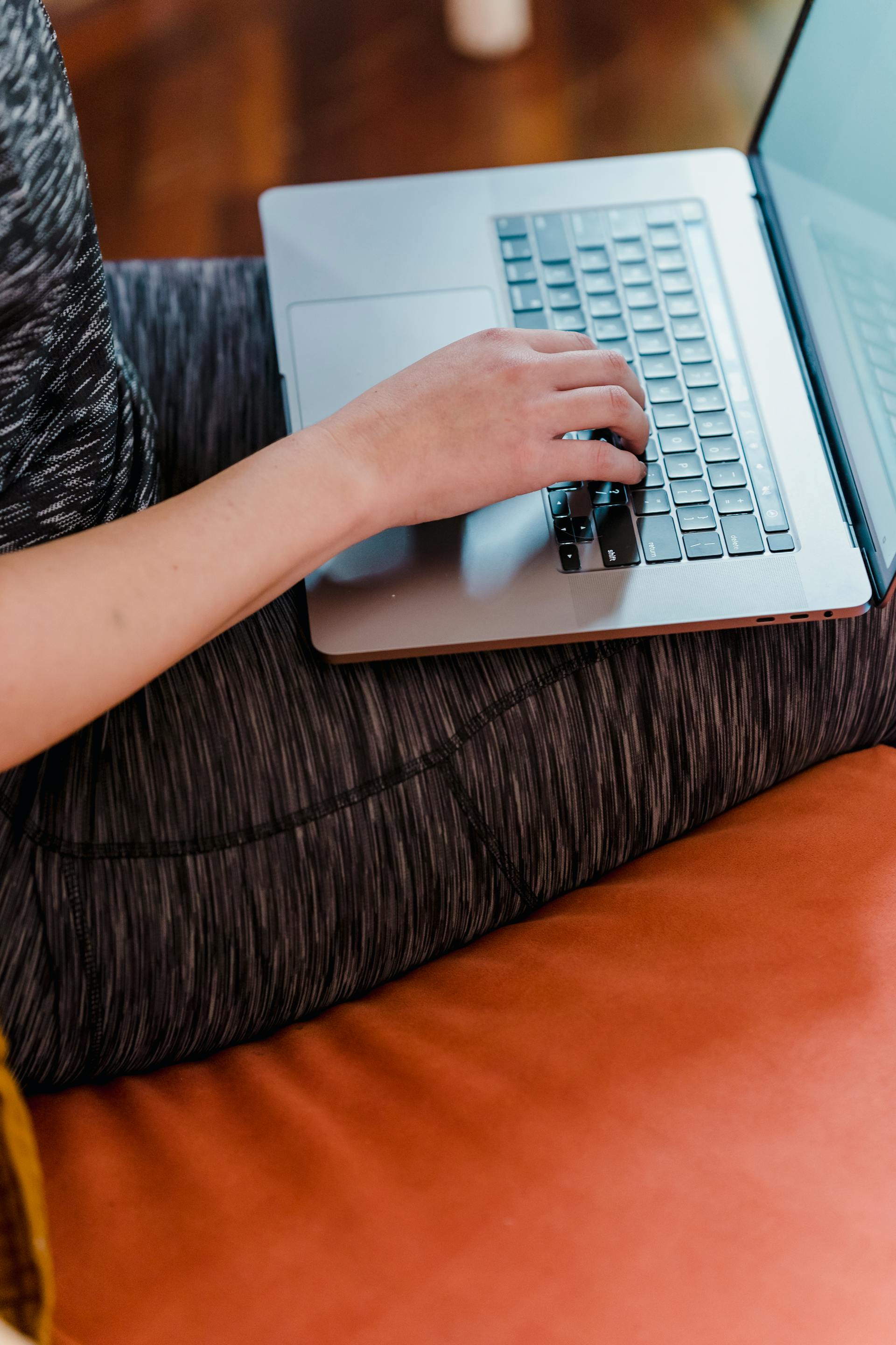 Nahaufnahme einer Frau, die ihren Laptop benutzt | Quelle: Pexels