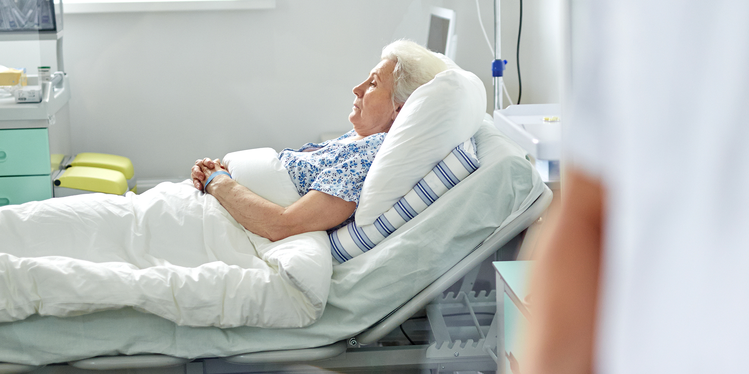 Eine Frau in einem Krankenhausbett | Quelle: Shutterstock