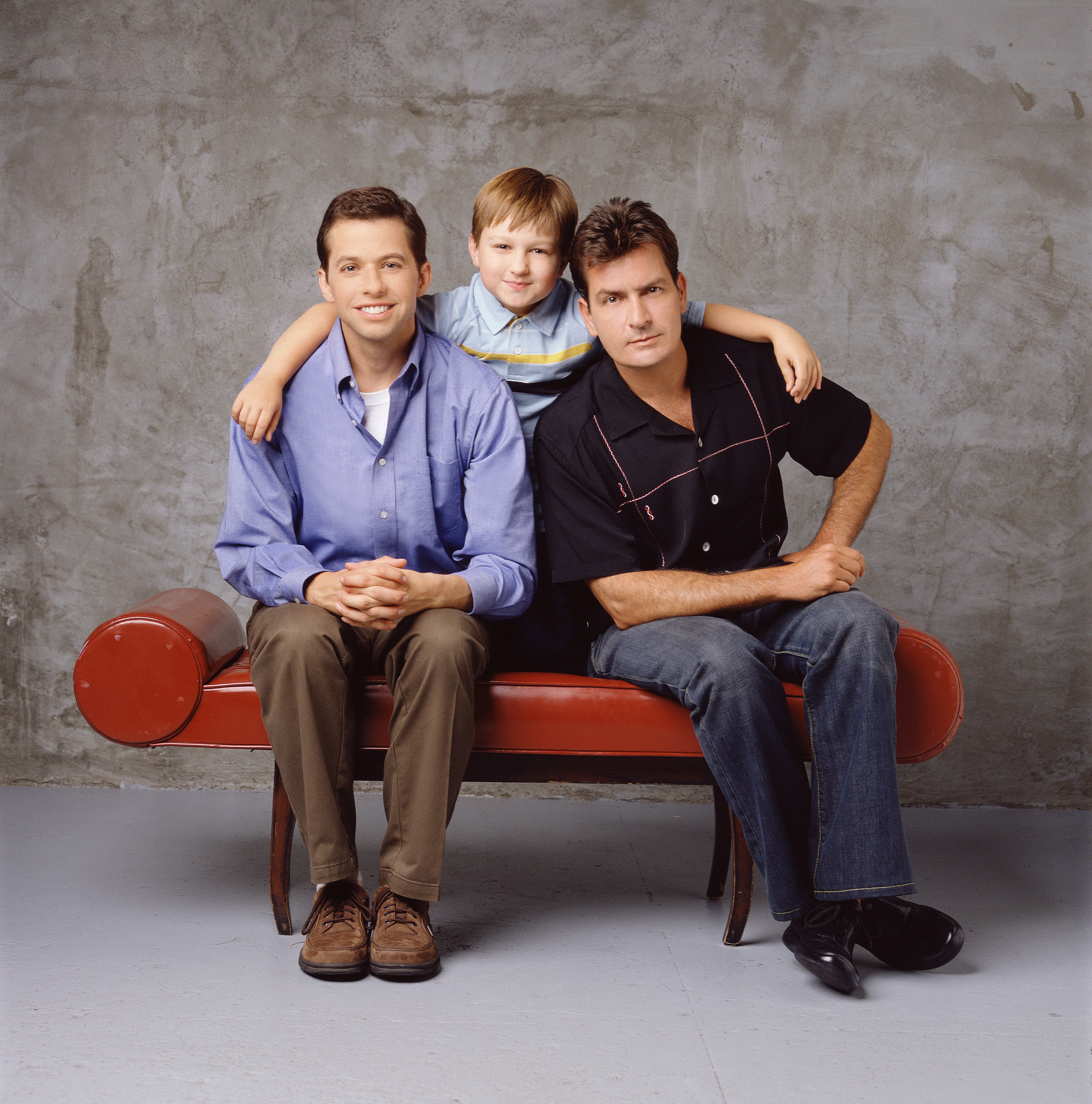 Werbeporträt von Jon Cryer, Angus T. Jones und Charlie Sheen für "Two and a Half Men", am 1. Januar 2003 in Los Angeles, Kalifornien. | Quelle: Getty Images