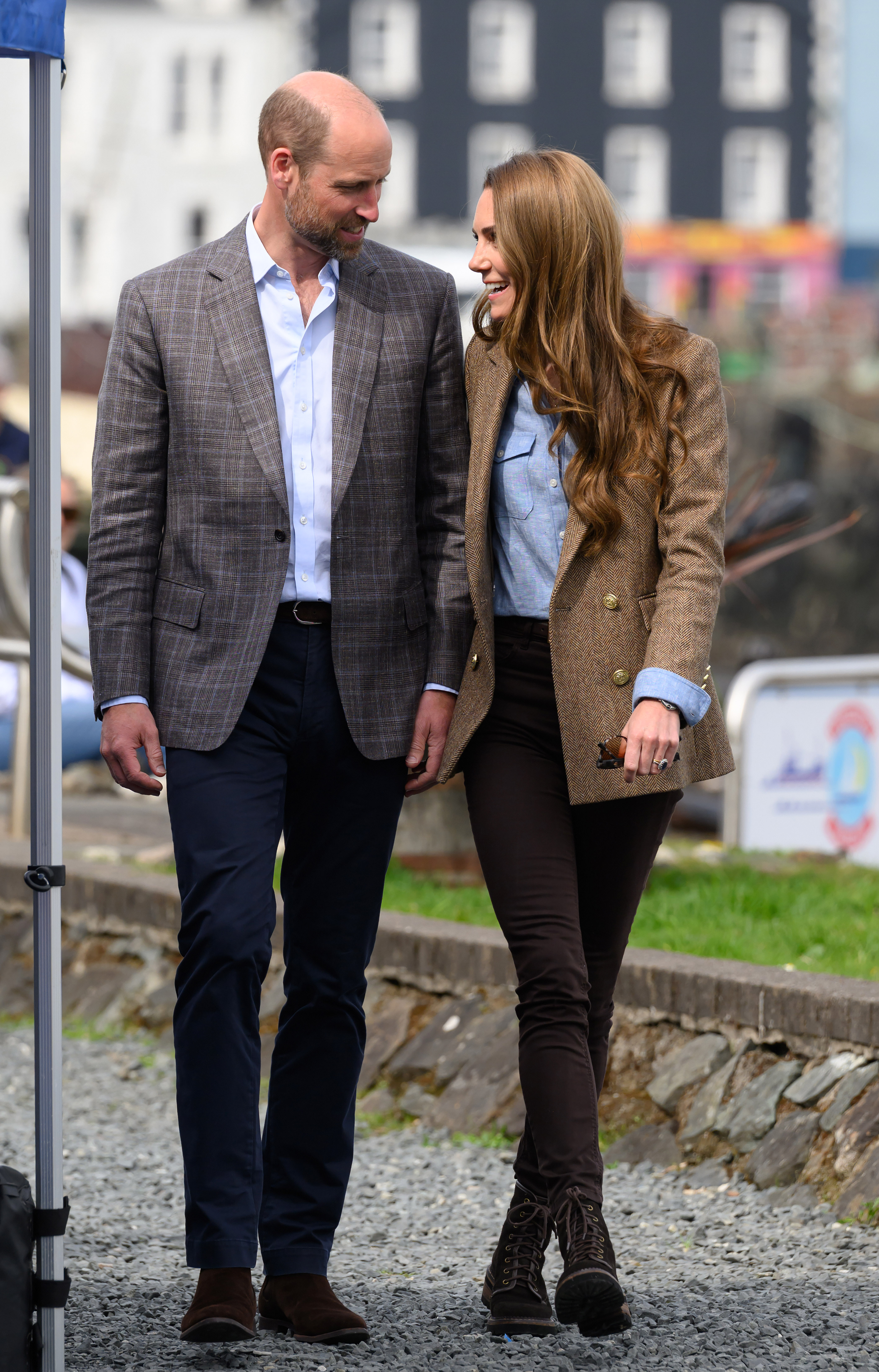 William und Catherine schlendern durch Tobermory und tauschen ein Lächeln aus. Ihre aufeinander abgestimmte Kleidung und ihr entspanntes Auftreten zogen während ihrer zweitägigen Tour die Aufmerksamkeit von Fotografen und Inselbewohnern gleichermaßen auf sich.