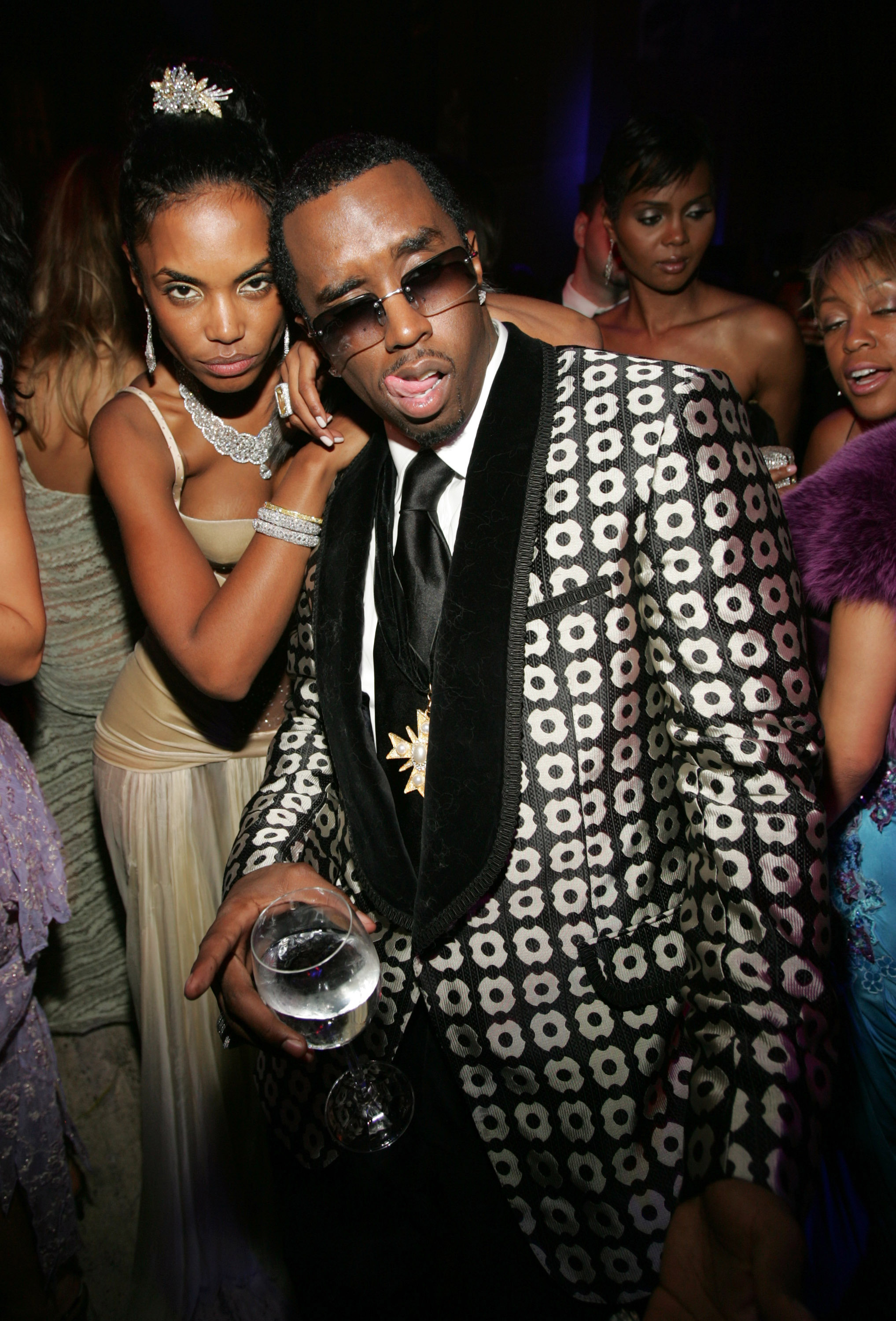 Kim Porter und Sean "P. Diddy" Combs besuchen Diddys Geburtstagsparty am 4. November 2004 | Quelle: Getty Images