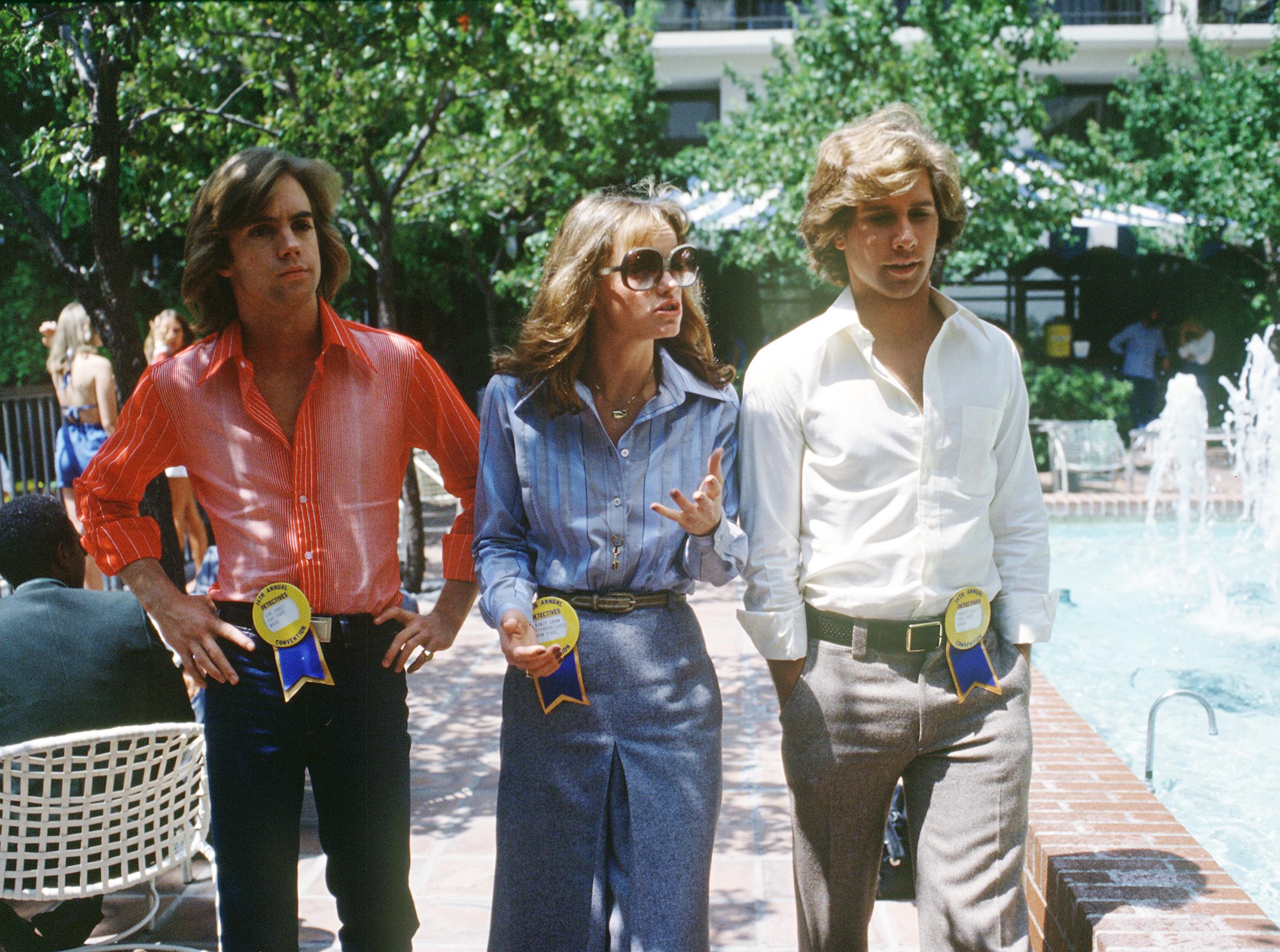 Der Schauspieler, Pamela Sue Martin und Parker Stevenson am Set von "The Hardy Boys/Nancy Drew Mysteries", 1977 | Quelle: Getty Images