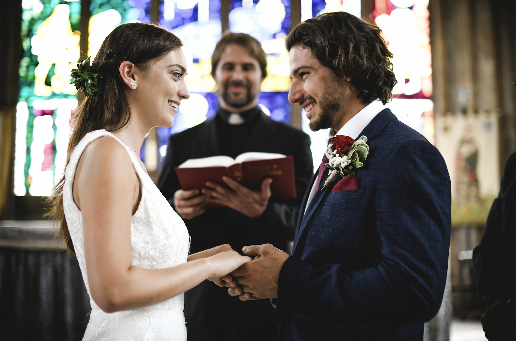 Eine Braut und ein Bräutigam stehen vor dem Altar | Quelle: Shutterstock