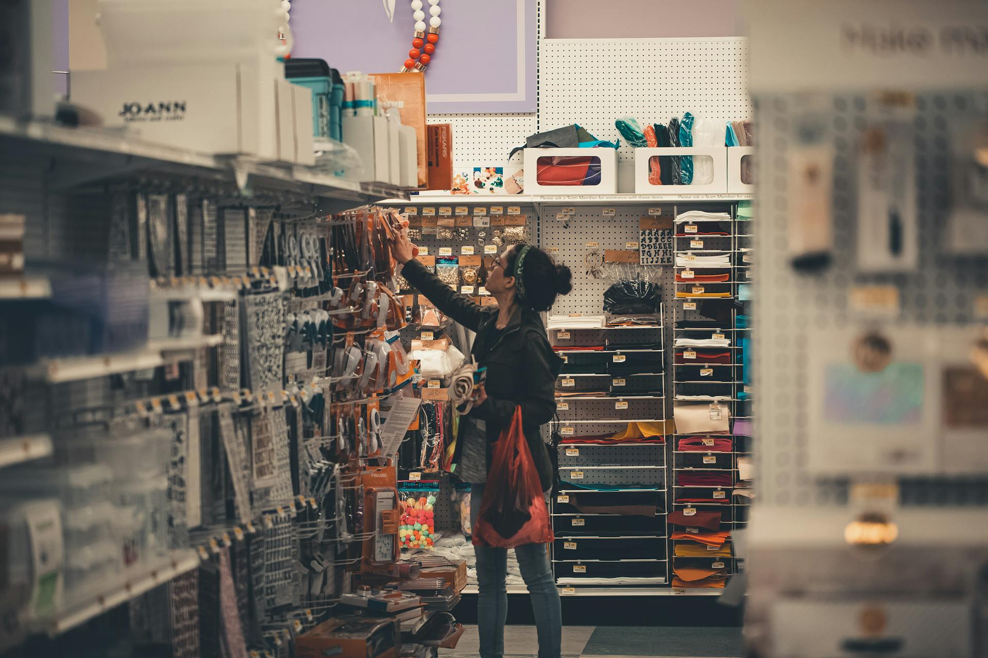 Eine Frau beim Einkaufen in einem Baumarkt | Quelle: Pexels