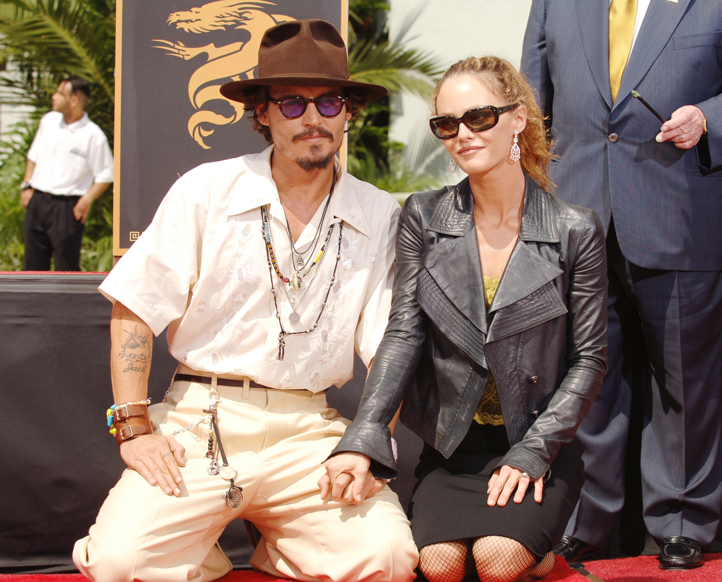 Johnny Depp und Vanessa Paradis bei Johnny Depps Hand- und Fußabdruck-Zeremonie in Hollywood, Kalifornien im Jahr 2005. | Quelle: Getty Images