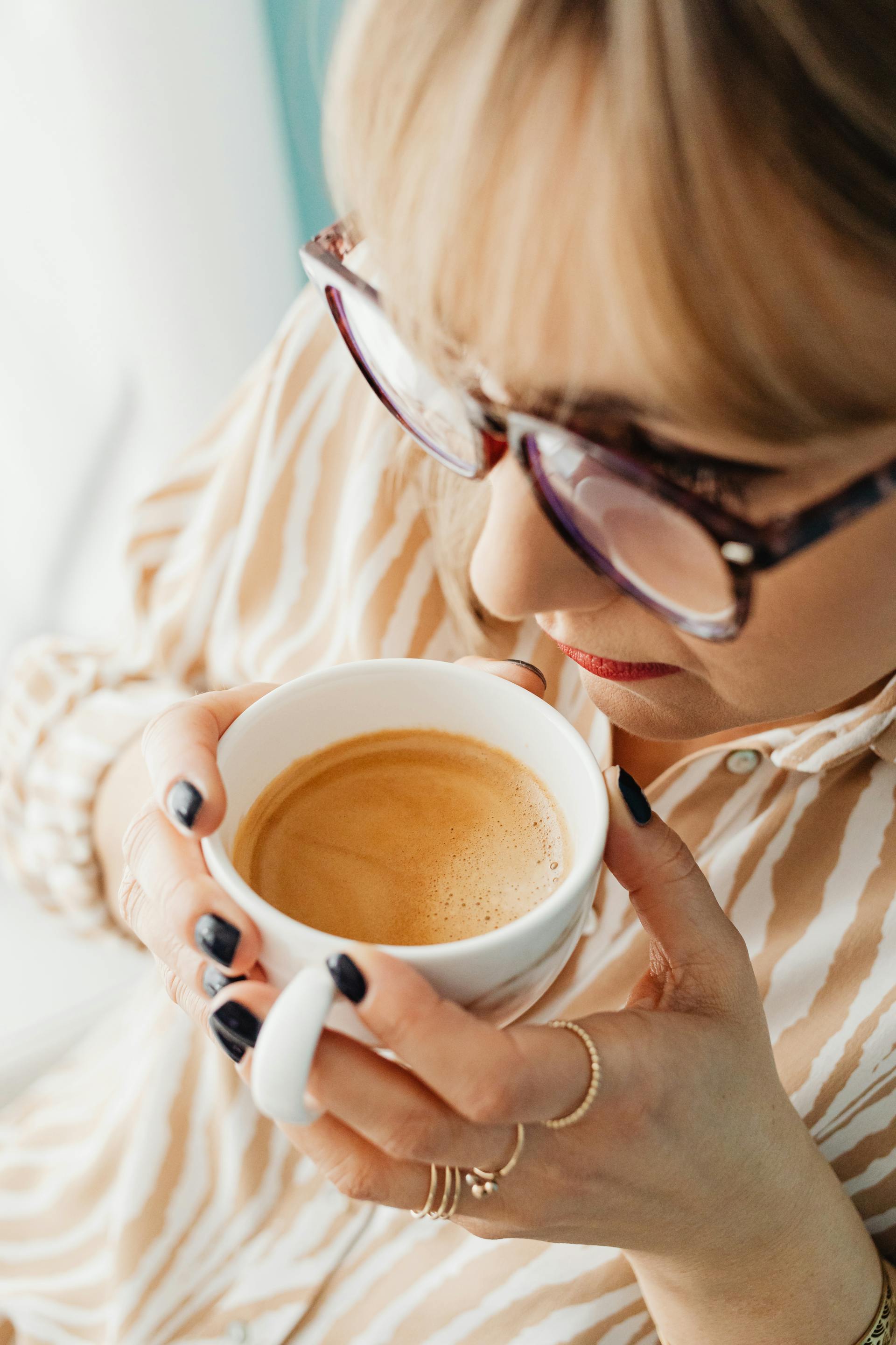 Eine Frau trinkt Kaffee | Quelle: Pexels