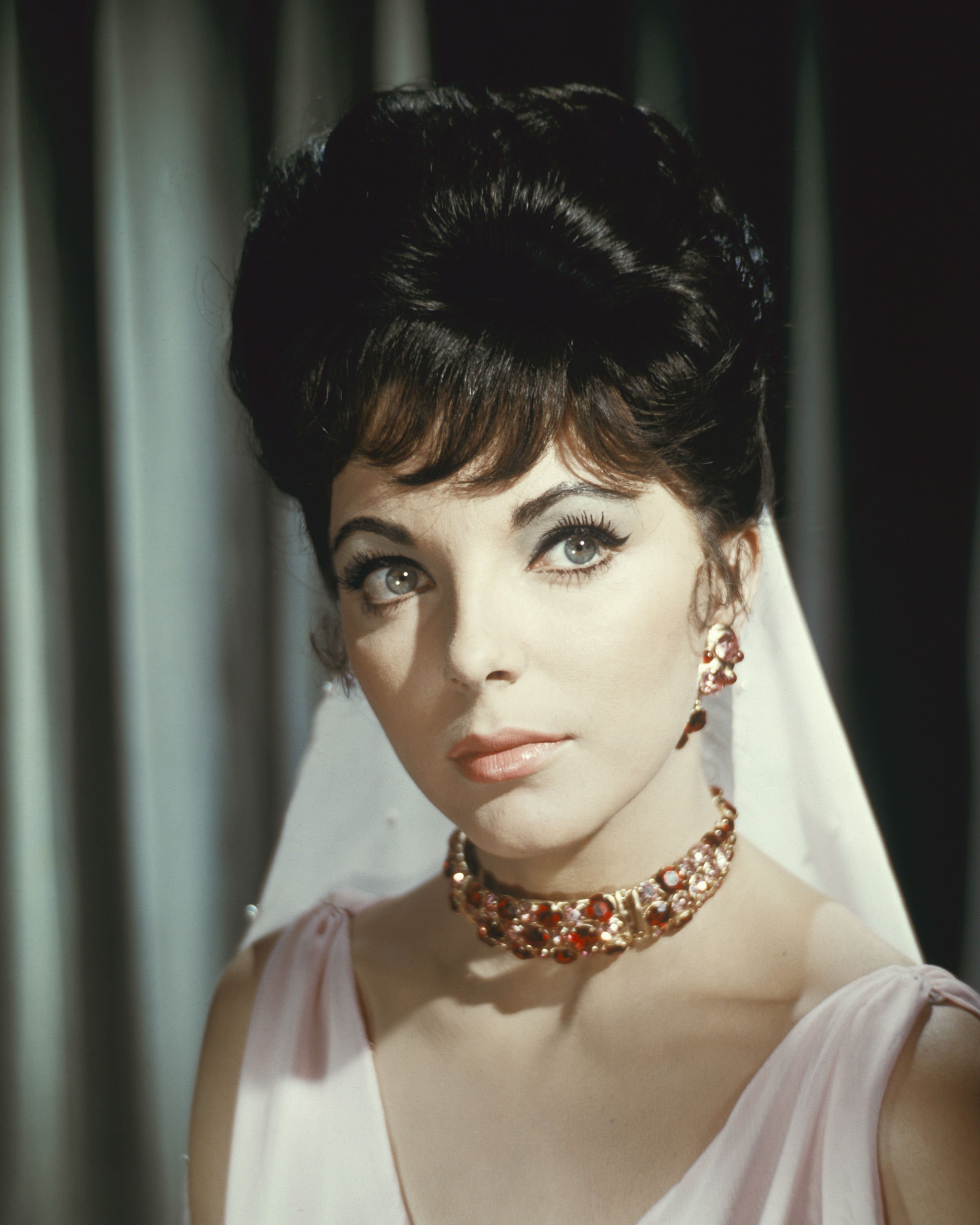 Joan Collins am Set von "Esther und der König", 1960 | Quellen: Getty Images