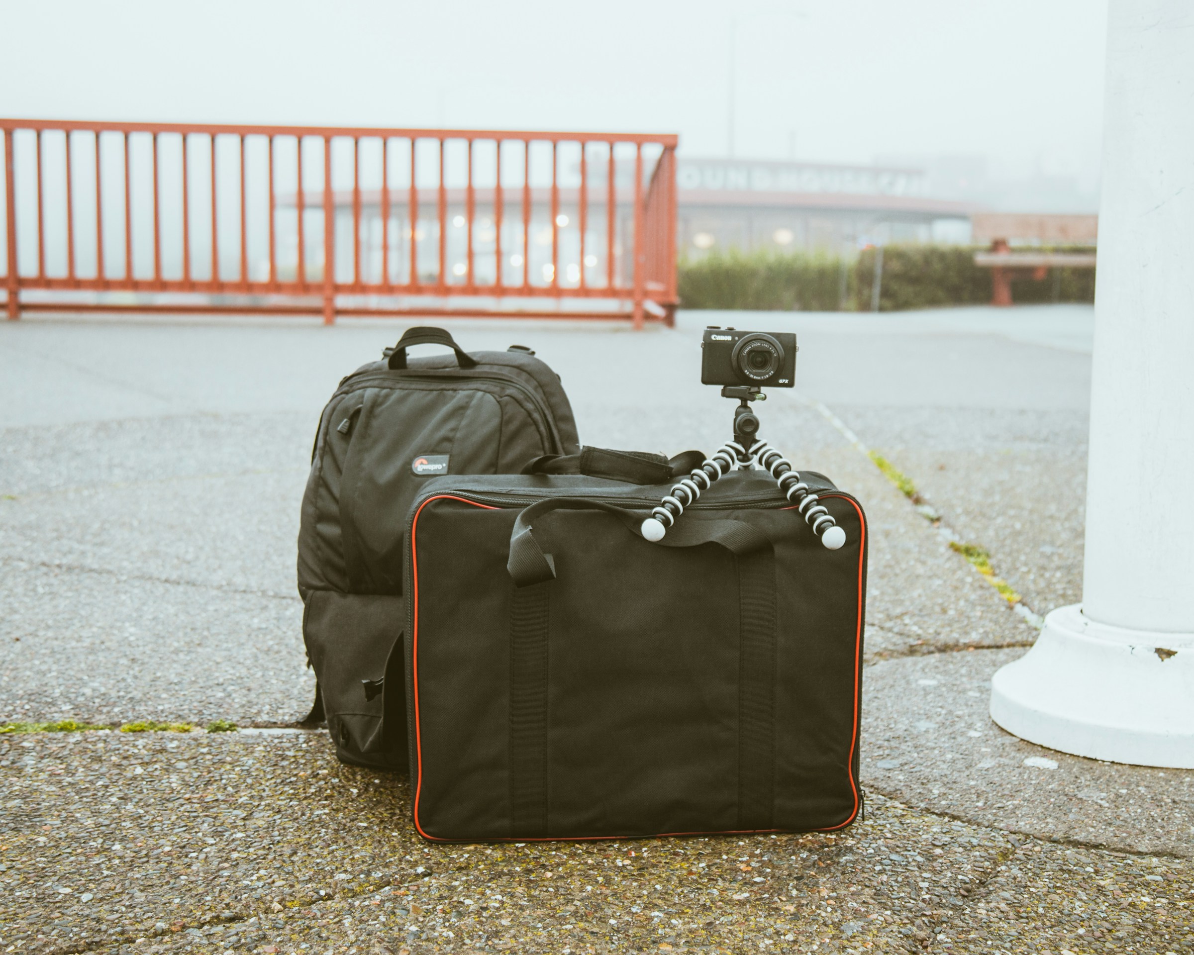 Gepackte Taschen mit einer Kamera | Quelle: Unsplash