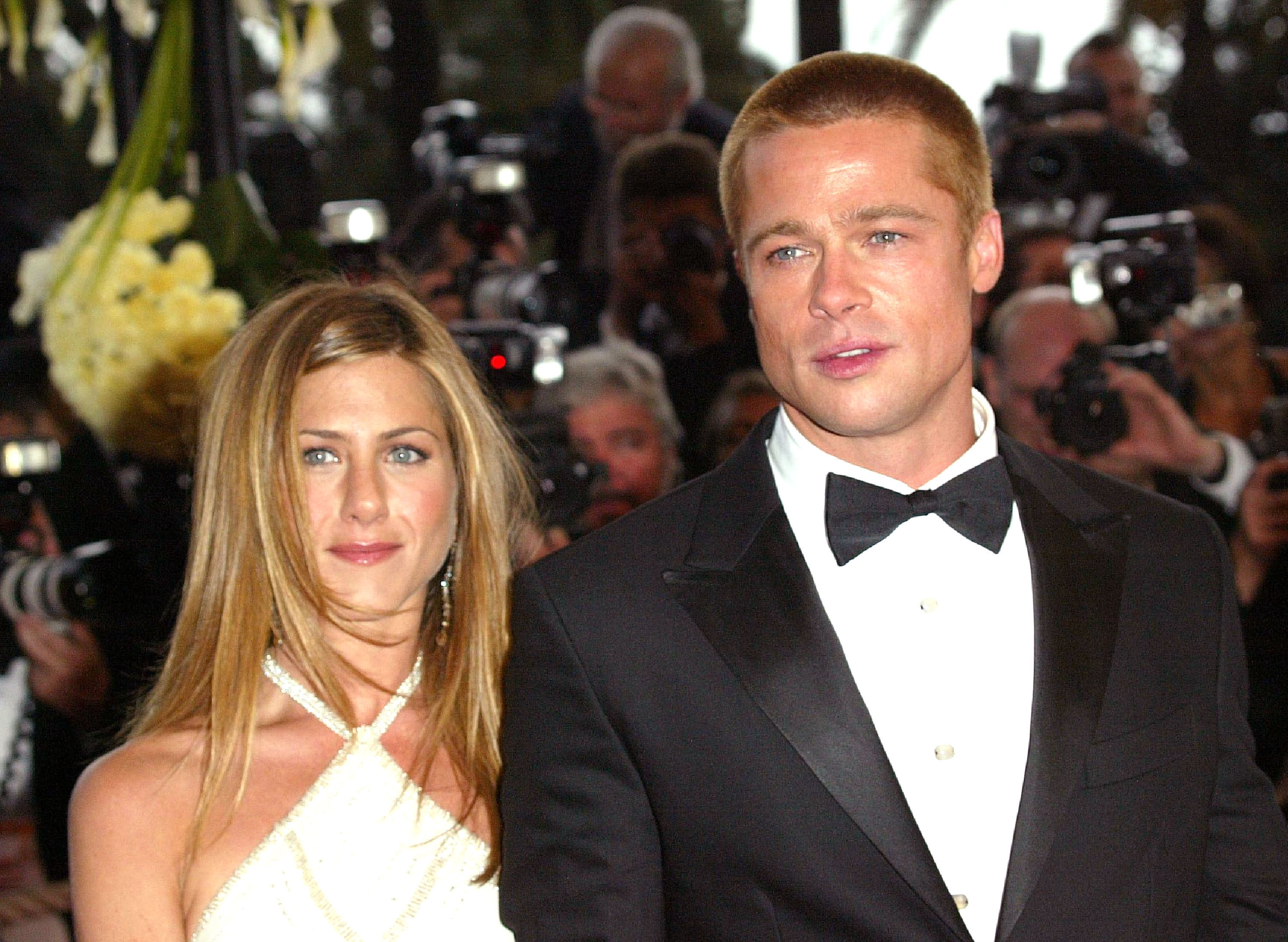 Jennifer Aniston und Brad Pitt bei der Premiere von „Troy“ während der Filmfestspiele in Cannes, Frankreich, am 13. Mai 2004. | Quelle: Getty Images