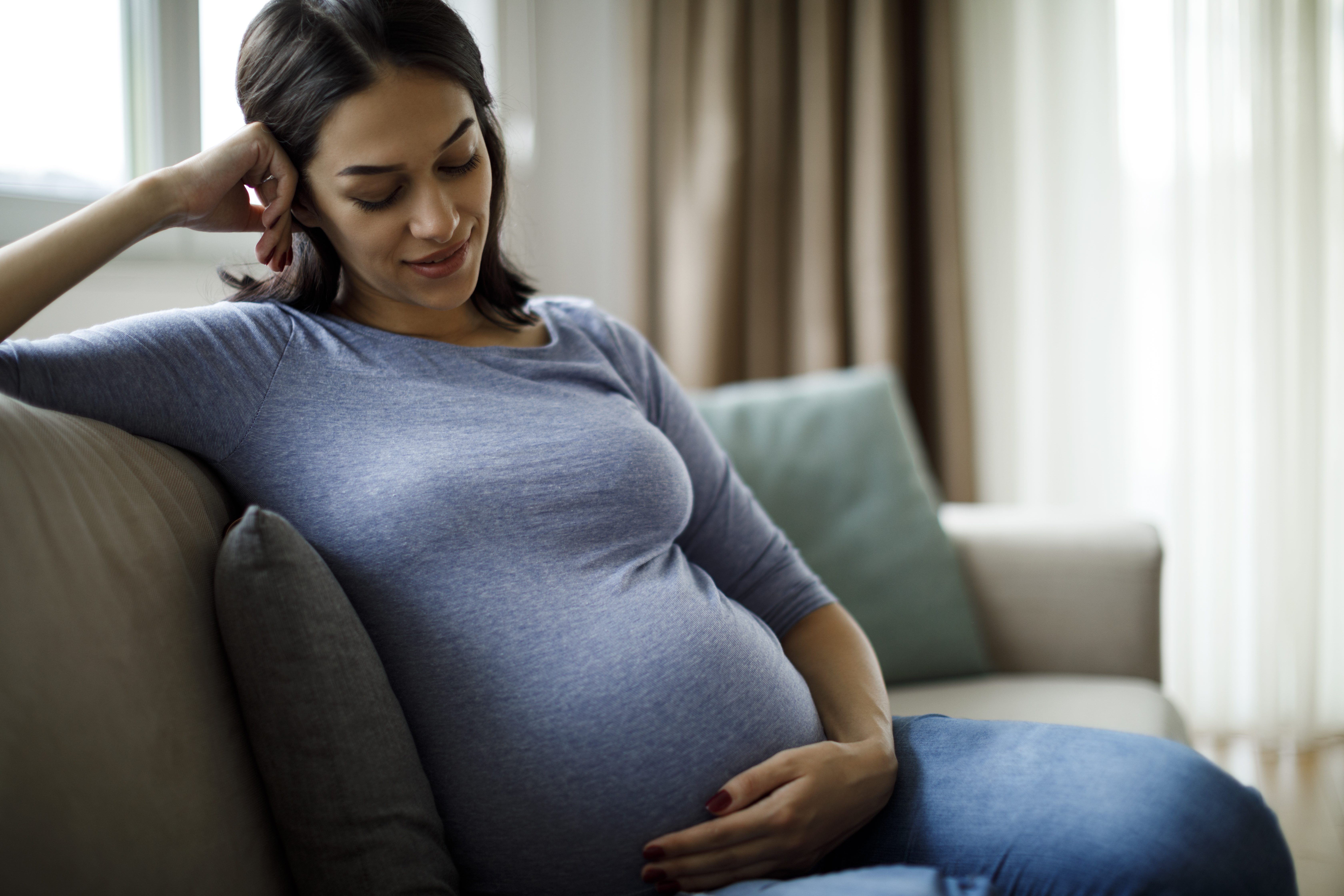 Eine schwangere Frau denkt nach | Quelle: Getty Images