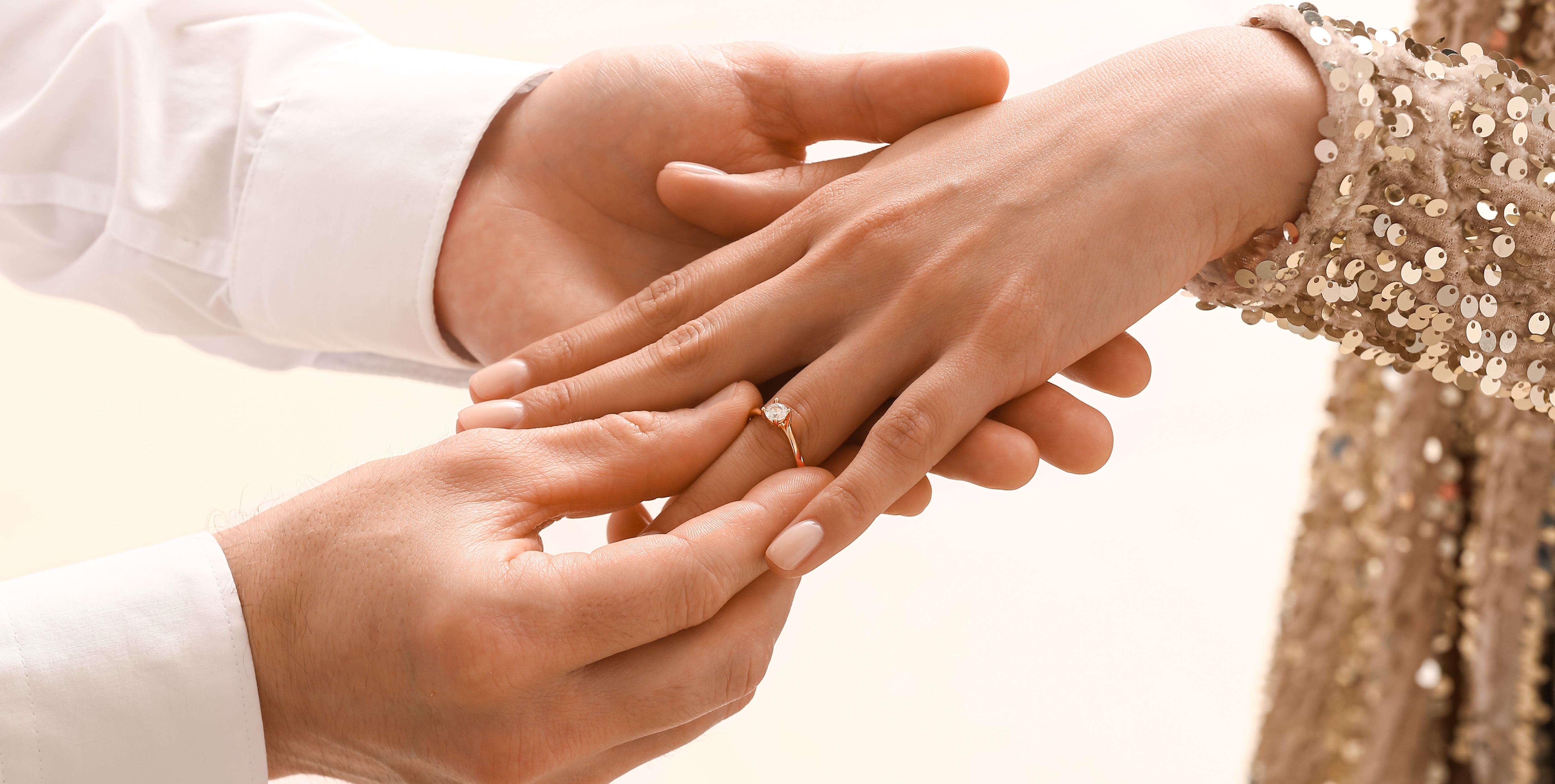 Ein Mann steckt einer Frau einen Verlobungsring auf die Hand | Quelle: Shutterstock