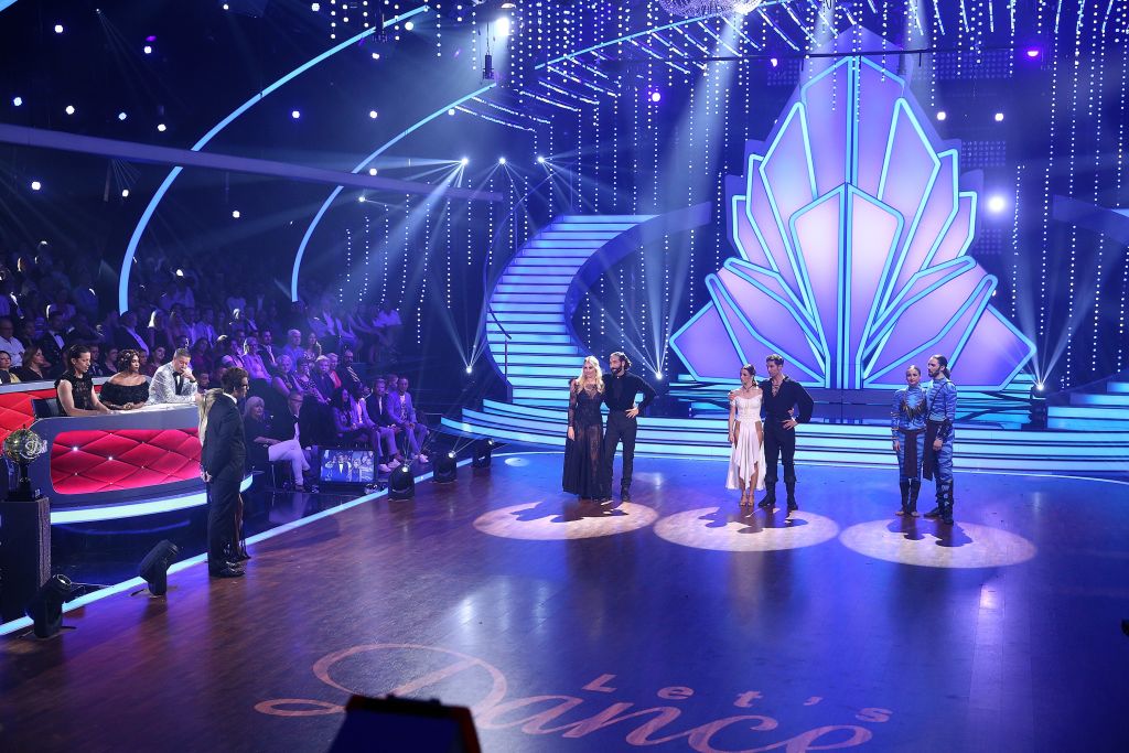 Angelina Kirsch, Massimo Sinato, Vanessa Mai und Christian Polanc, Vanessa Mai und Christian Polanc treten während der Finalshow der zehnten Staffel des Fernsehwettbewerbs „Let's Dance“ am 9. Juni 2017 in Köln auf der Bühne auf | Quelle: Getty Images