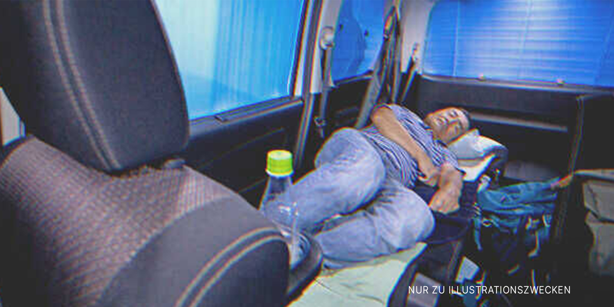 Älterer Mann schläft in einem Auto | Quelle: Getty Images