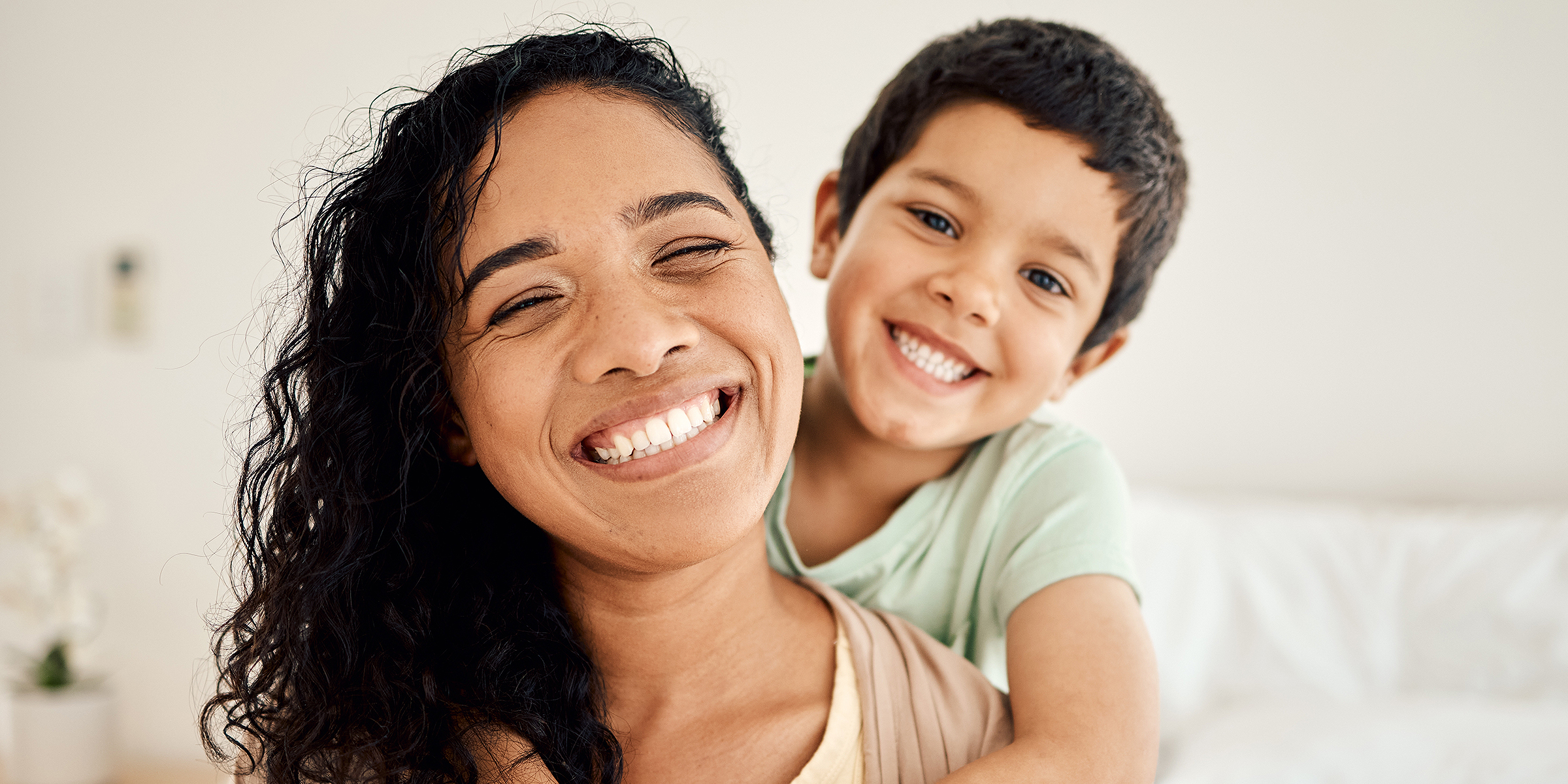 Eine Frau und ihr Sohn | Quelle: Shutterstock