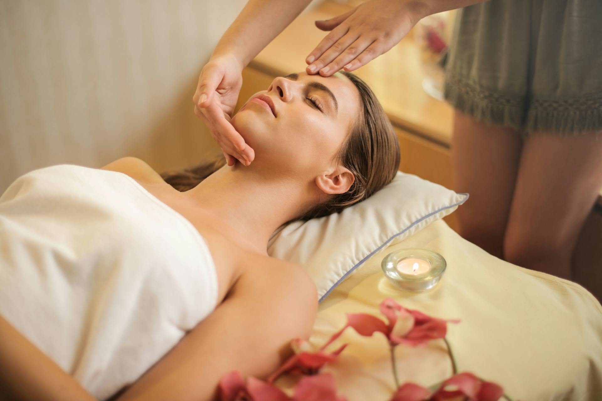 Eine Frau, die eine entspannende Massage in einem Spa genießt | Quelle: Pexels