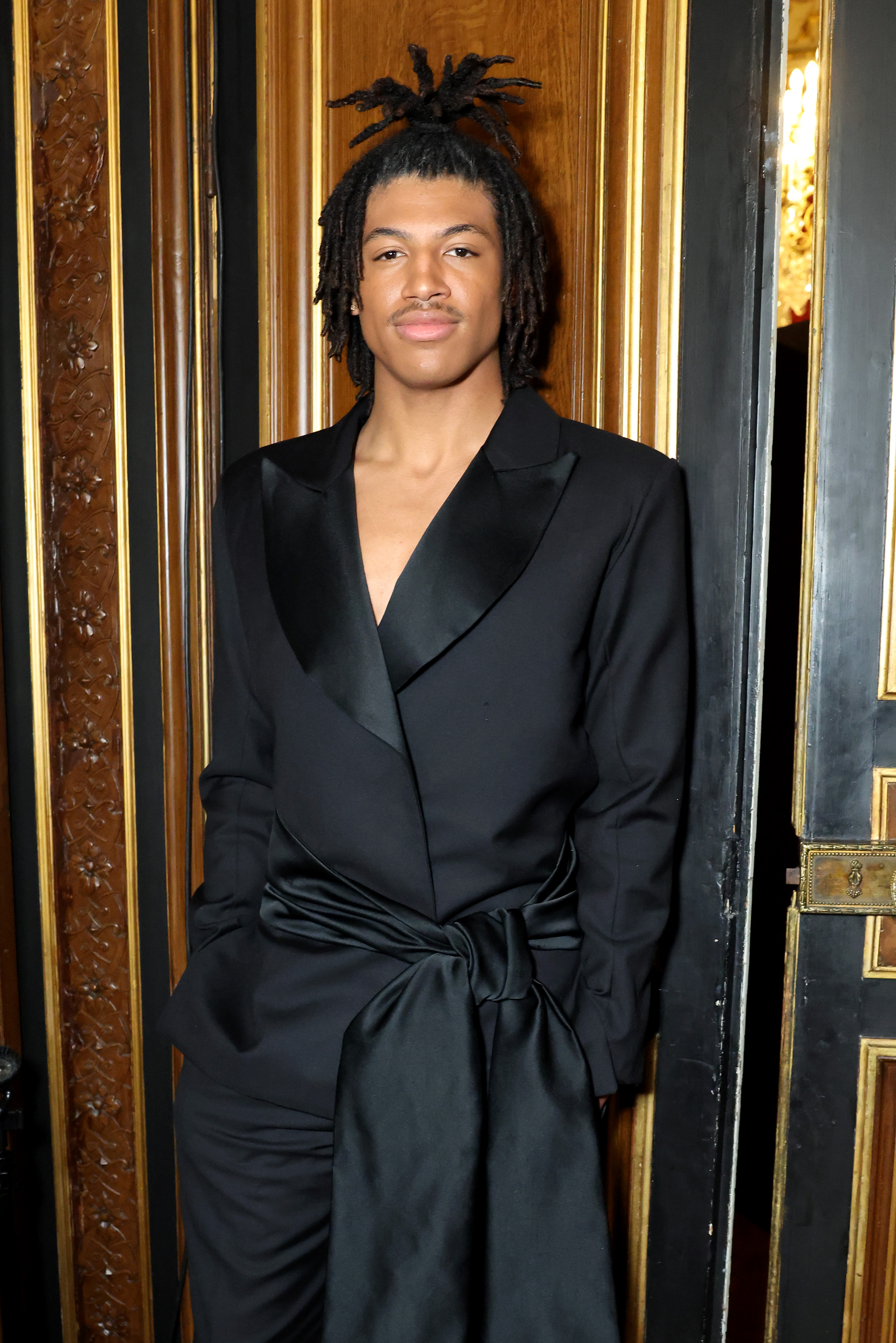 Henry Samuel posiert Backstage vor der Lena Erziak Haute Couture Frühjahr-Sommer 2025 Show auf der Pariser Modewoche am 28. Januar 2025 | Quelle: Getty Images