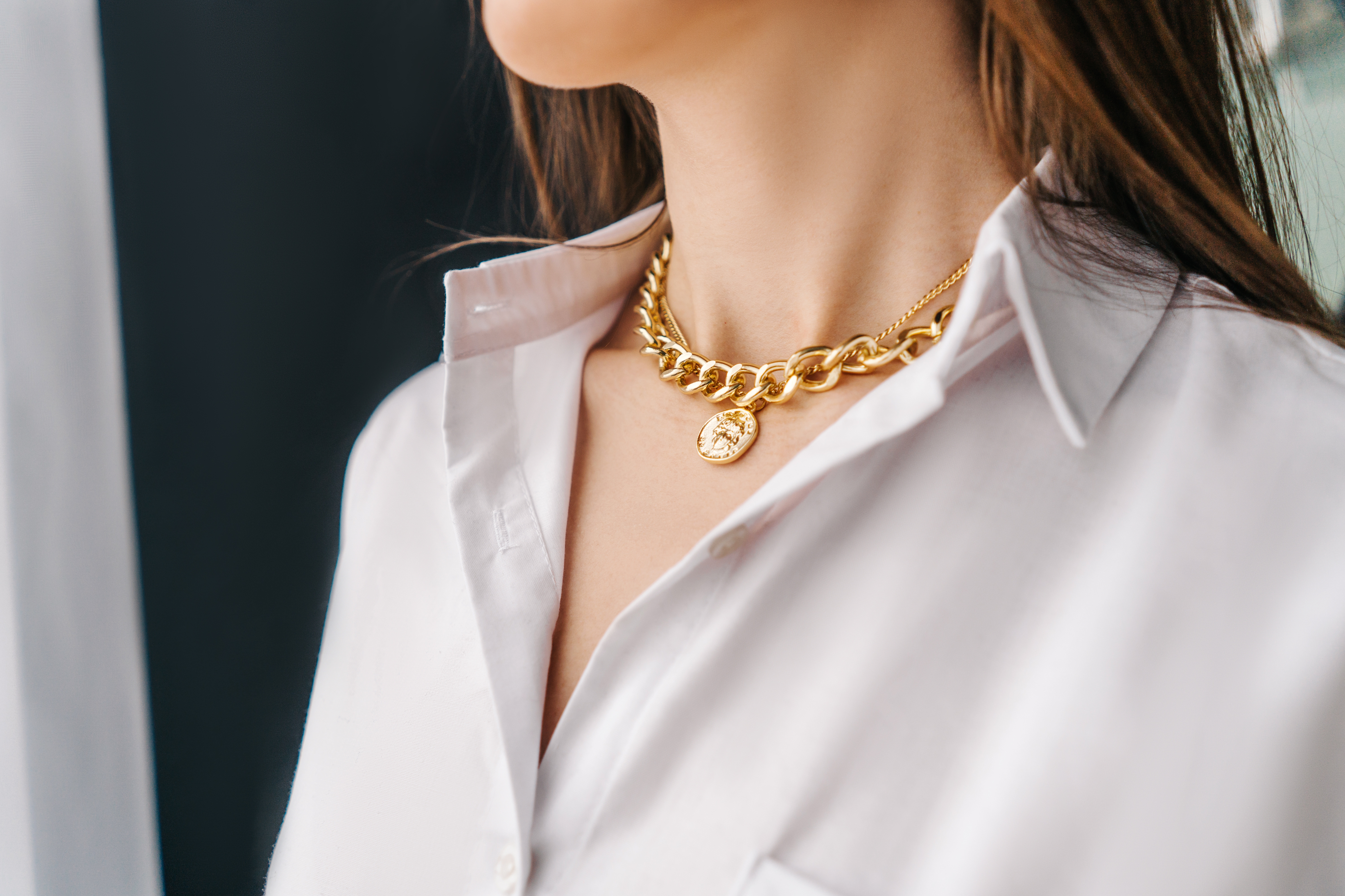 Frau trägt eine Halskette | Quelle: Shutterstock