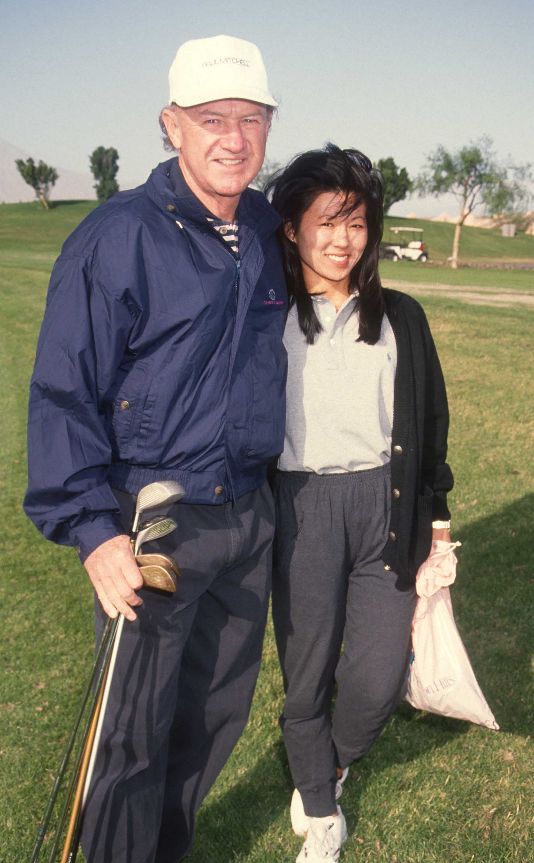 Gene Hackman und Betsy Arakawa beim Mission Hills Celebrity Sports Invitational, Rancho Mirage, Kalifornien, am 30. November 1991 | Quelle: Getty Images