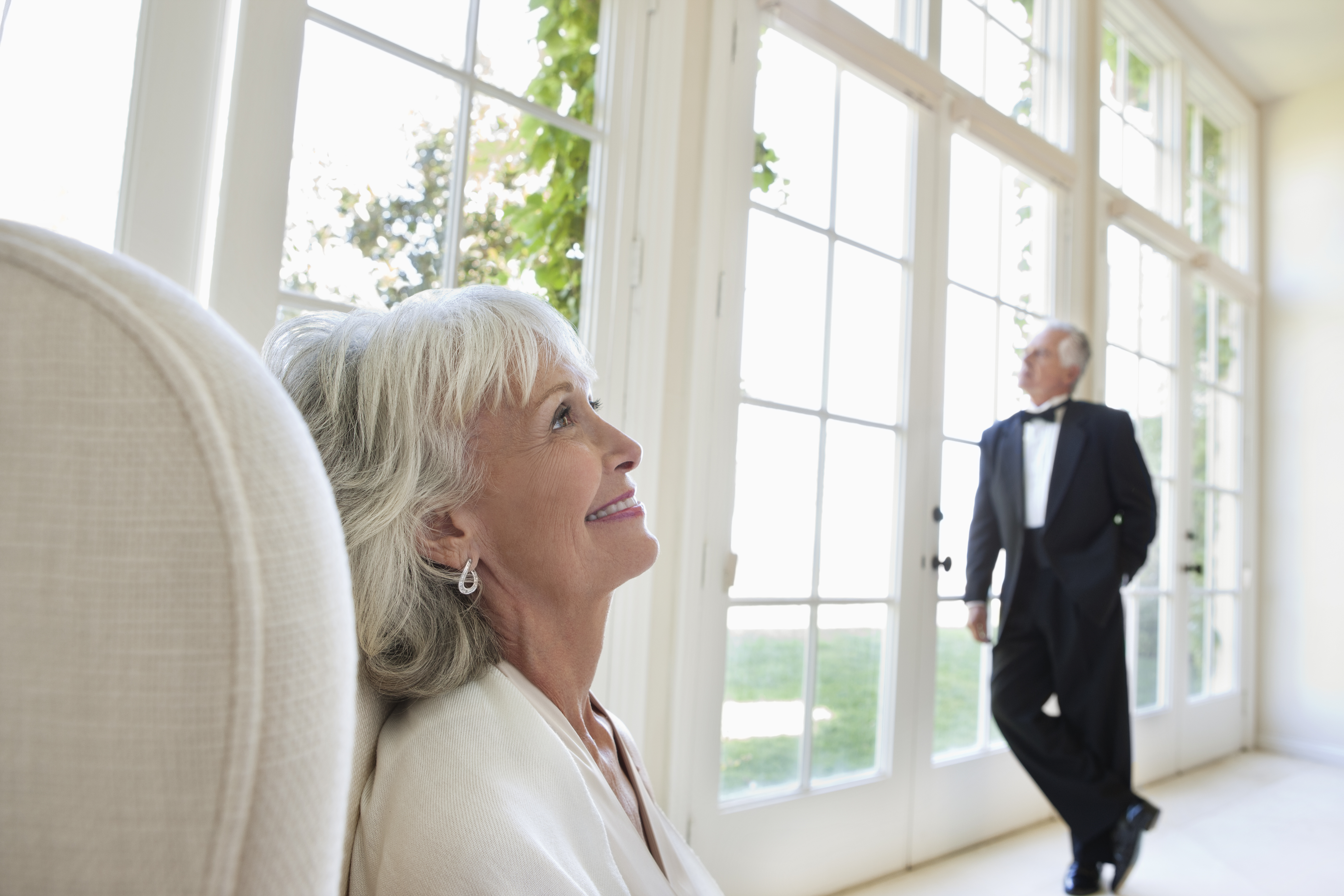 Gut gekleidetes Seniorenpaar im Wohnzimmer | Quelle: Getty Images