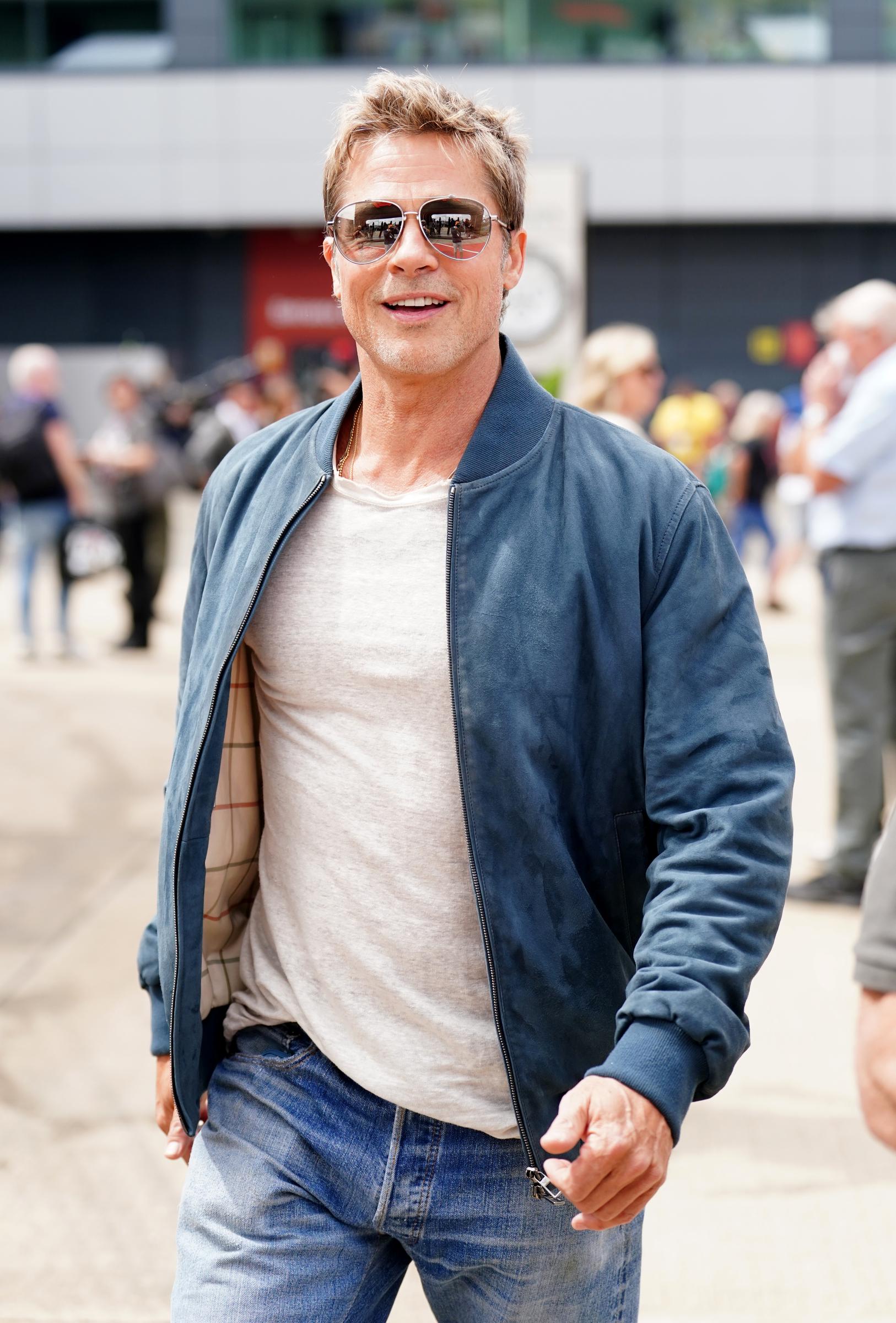 Brad Pitt bei Dreharbeiten auf der Rennstrecke für den kommenden „F1“-Film am Tag des Fahrerlagers vor dem Grand Prix von Großbritannien am 6. Juli 2022 in Silverstone, Towcester | Quelle: Getty Images