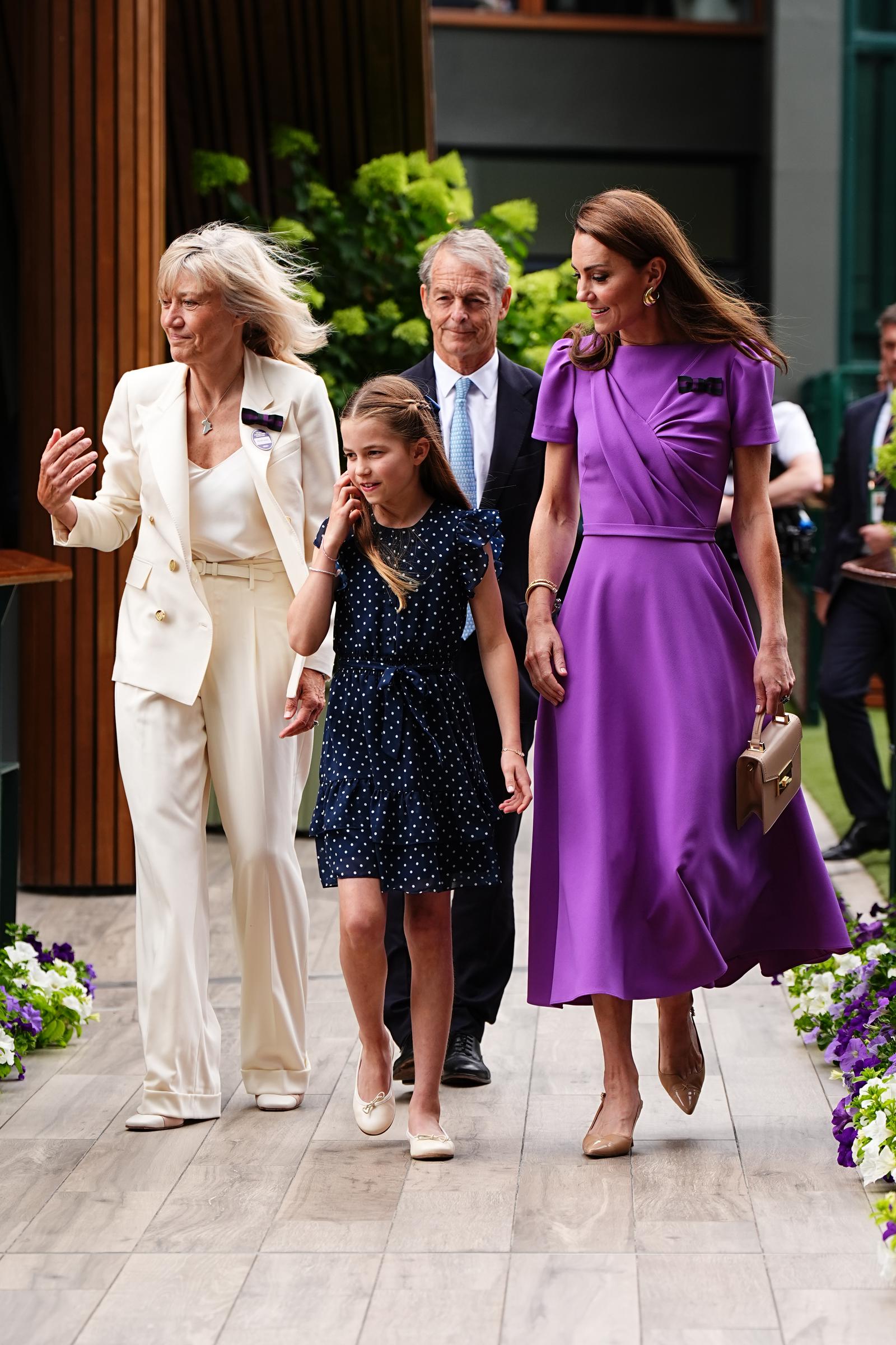 Deborah Jevans, Prinzessin Charlotte und Kate Middleton kommen am 14. Juli 2024 im All England Lawn Tennis and Croquet Club in London, England, an. | Quelle: Getty Images