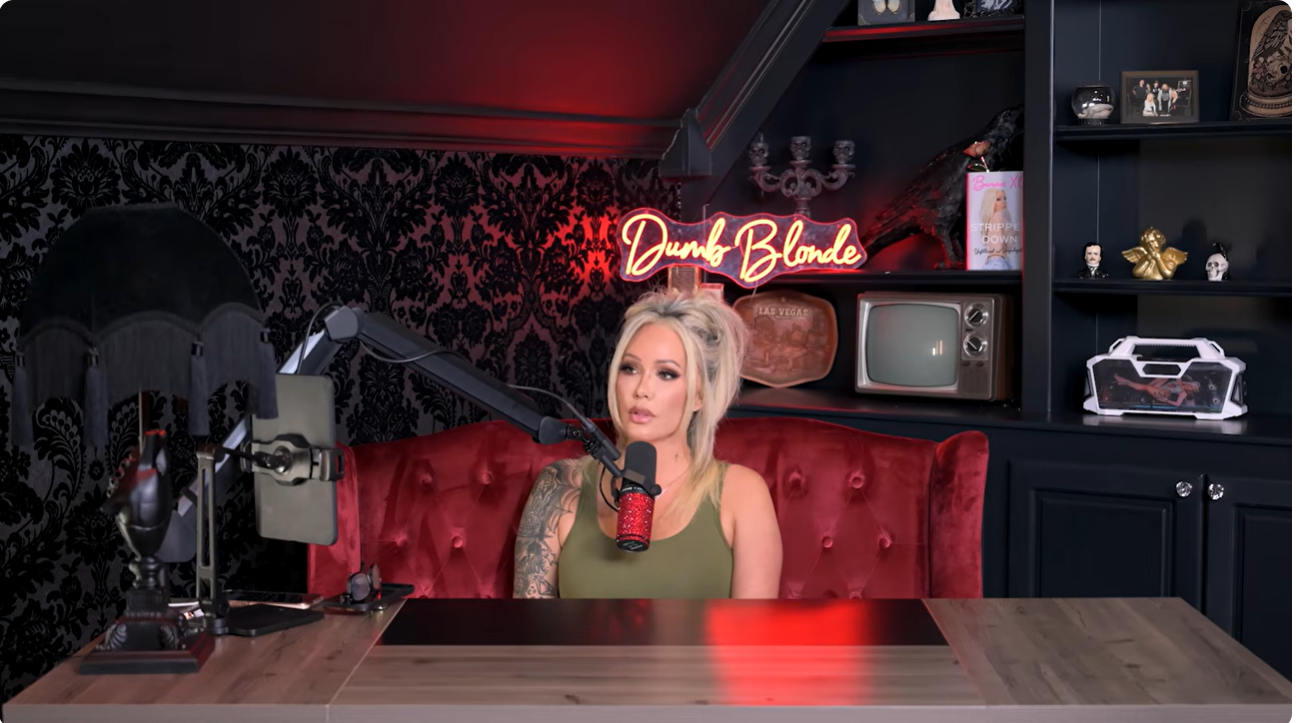 Bunnie XO nimmt eine Folge ihres Podcasts „Dumb Blonde“ auf. Später erzählte sie, dass ein heftiger Streit am Muttertag einen Wendepunkt in ihrer Ehe mit Jelly Roll markiert habe. | Quelle: YouTube/Dumb Blonde Podcast