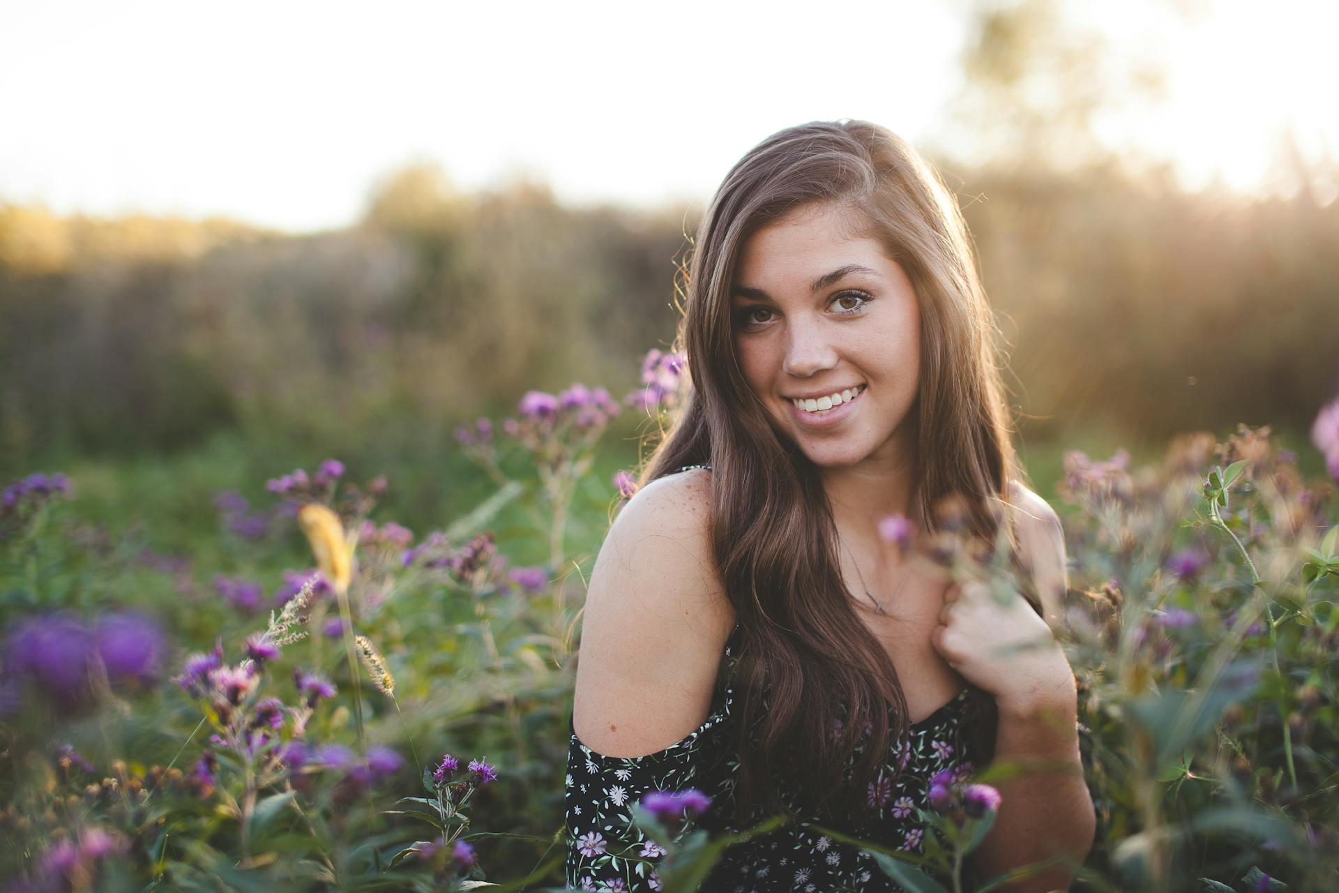 Eine Frau, die zwischen Wildblumen steht | Quelle: Pexels