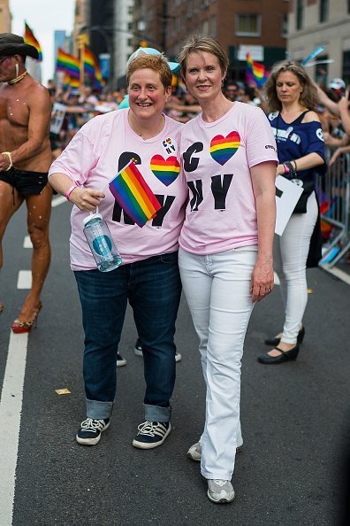 Cynthia Nixon und Christine Marinoni beim New York City Pride March 2018 am 24. Juni 2018 in New York City | Quelle: Getty Images