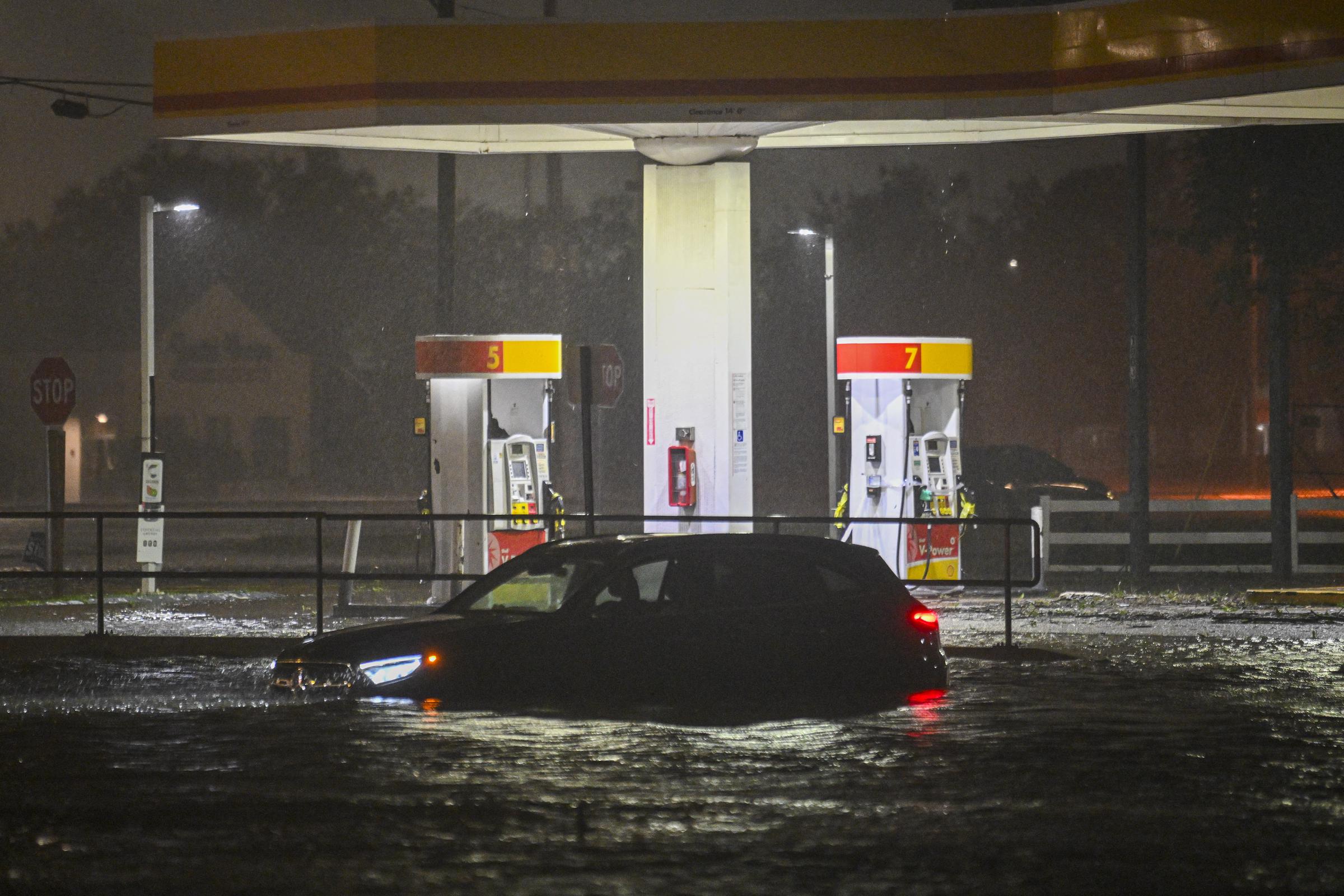 Ein Fahrzeug steht auf einer überfluteten Straße, nachdem der Hurrikan Milton am 9. Oktober 2024 in Brandon, Florida, an Land gegangen ist: Getty Images