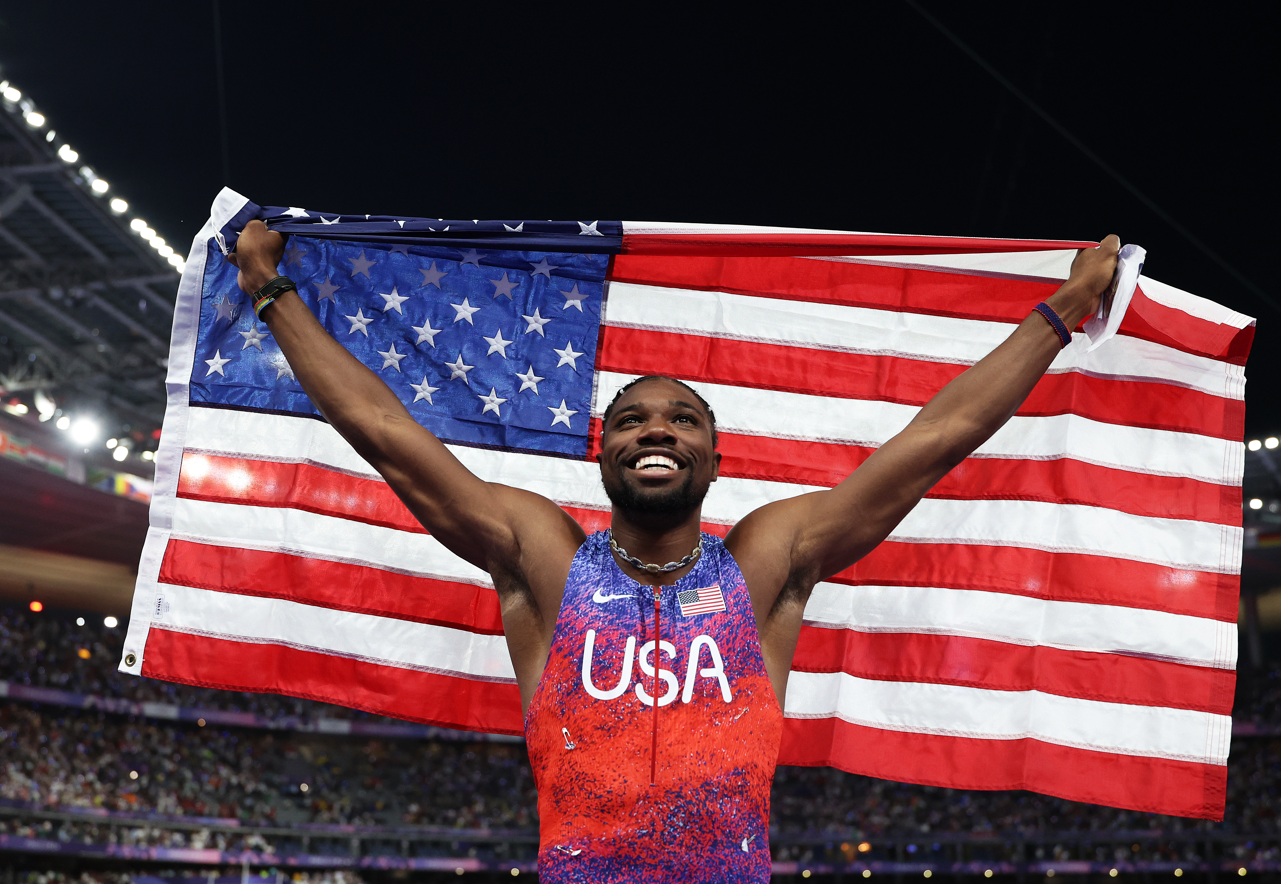 Noah Lyles feiert den Gewinn der Goldmedaille nach dem 100-m-Finale der Männer bei den Olympischen Spielen Paris 2024 in Paris, Frankreich, am 4. August 2024. | Quelle: Getty Images