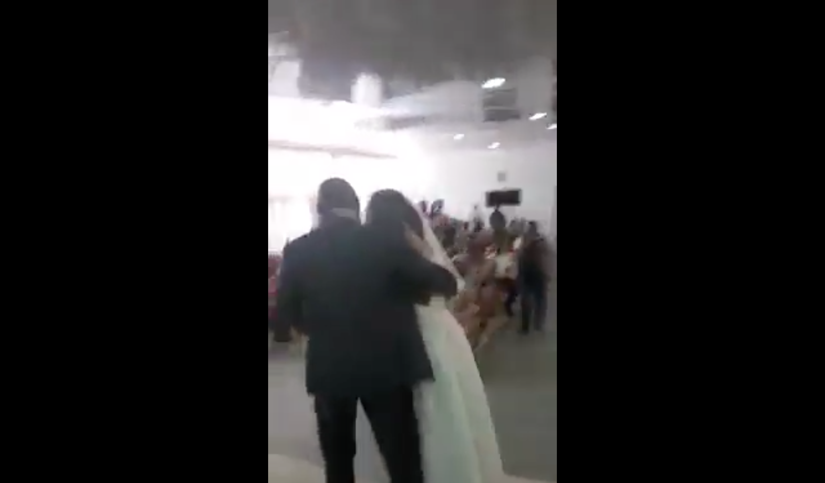Der Bräutigam versucht, den Eindringling zur Seite zu bringen, damit die Zeremonie fortgesetzt werden kann. | Quelle: Facebook.com/Maguqa