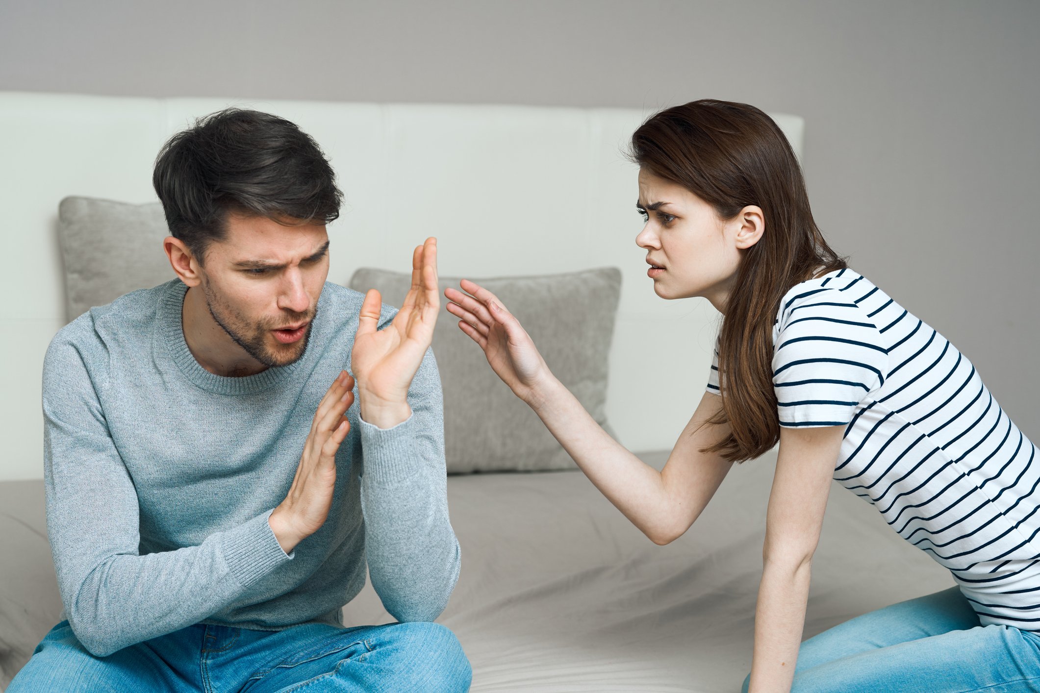 Ein junges Paar von Mann und Frau streiten sich zu Hause | Quelle: Getty Images