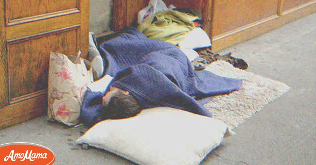 Ein obdachloser Mann schläft auf der Straße | Quelle: Shutterstock