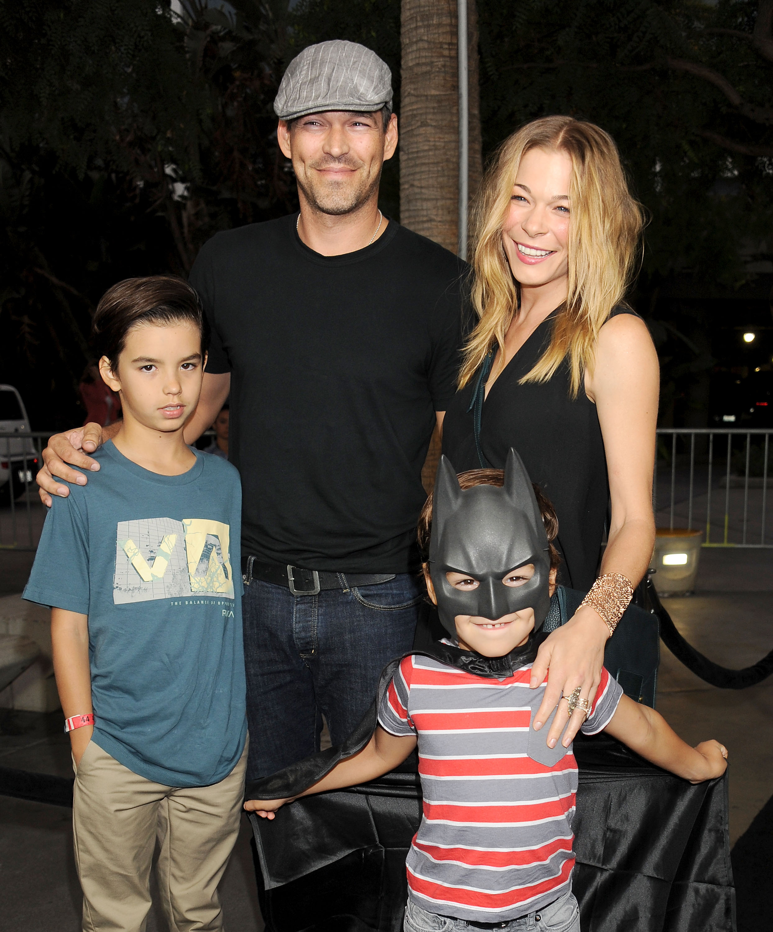 Der Schauspieler mit seinen Söhnen Mason und Jake und seiner Frau LeAnn Rimes bei der Eröffnungsvorstellung von "Batman Live!" im Staples Center am 27. September 2012 in Los Angeles, Kalifornien. | Quelle: Getty Images