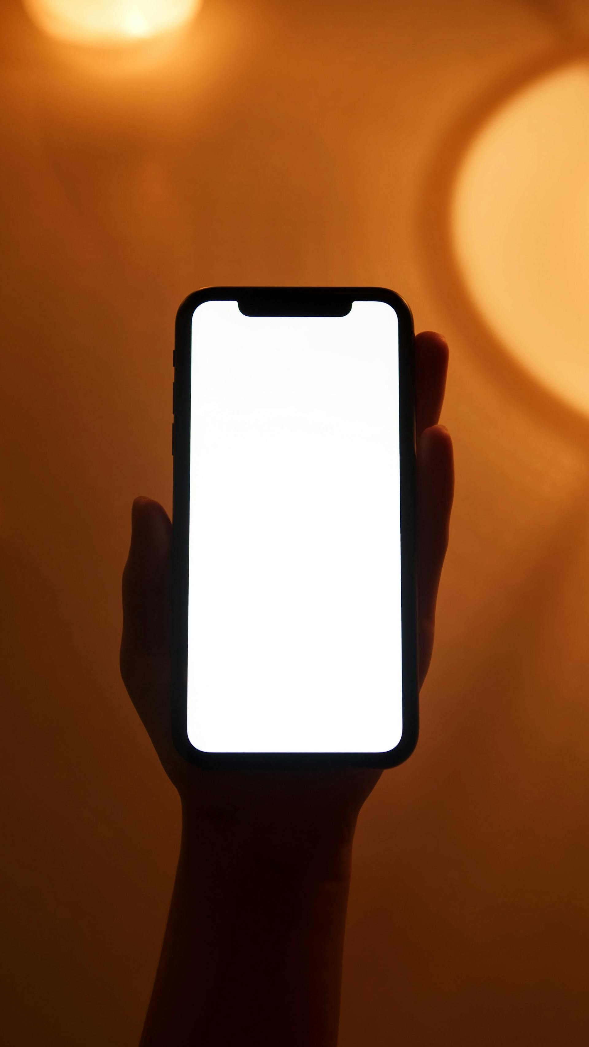 Eine Person hält ein Handy in der Hand | Quelle: Pexels