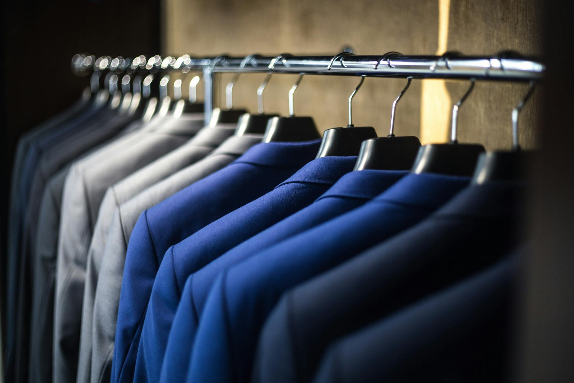 Anzüge hängen in einem Schrank | Quelle: Pexels