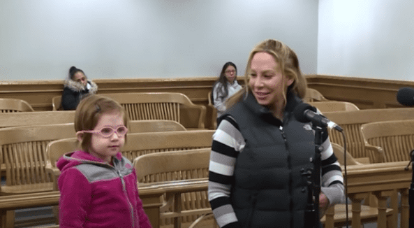 Massey English und ihre Tochter vor Gericht. | Quelle: YouTube/CaughtInProvidence