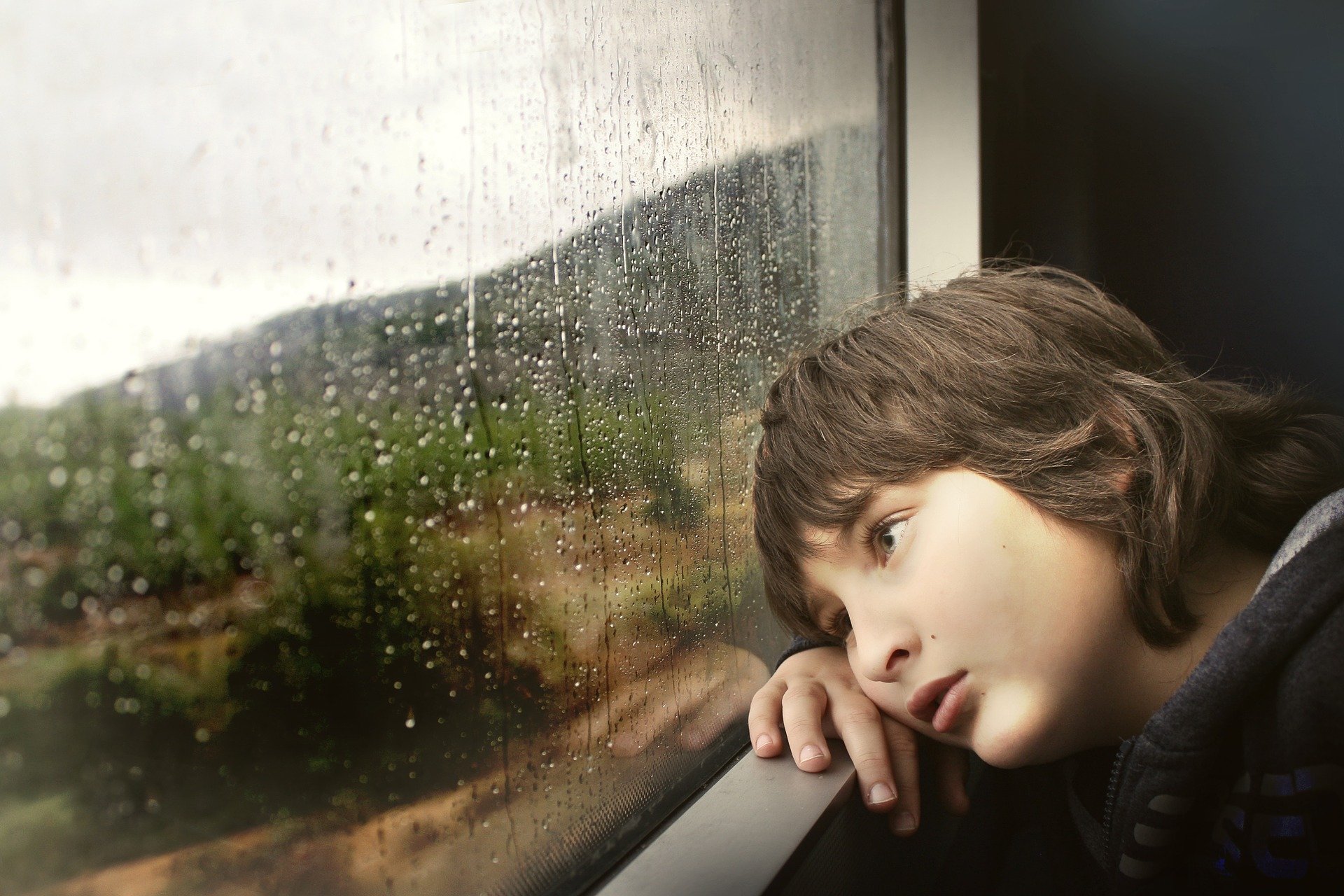 Kleiner trauriger Junge am Fenster | Quelle: Pixabay