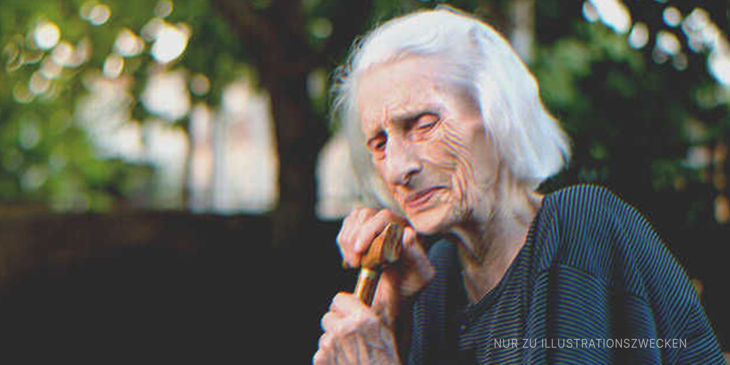 Traurige alte Dame, nachdem sie von der Hochzeit ihres Enkels ausgeladen wurde | Quelle: Getty Images